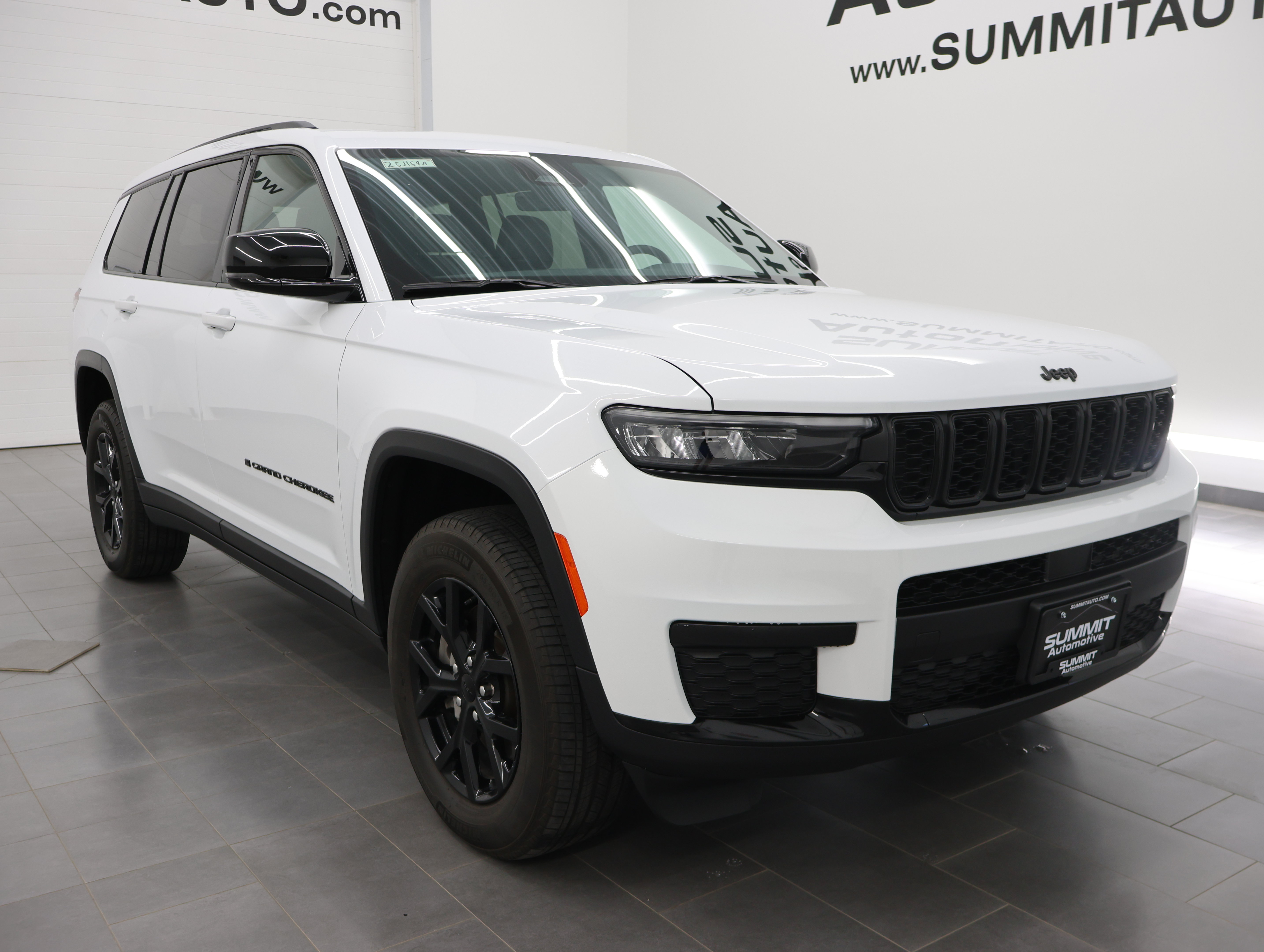 Used 2025 Jeep Grand Cherokee L Altitude AWD/4WD image 2