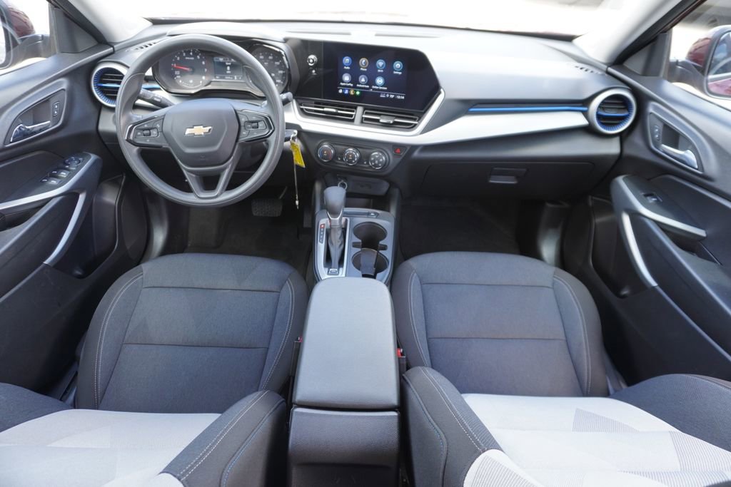 Used 2025 Chevrolet Trax LS w/ LS Convenience Package FWD image 17
