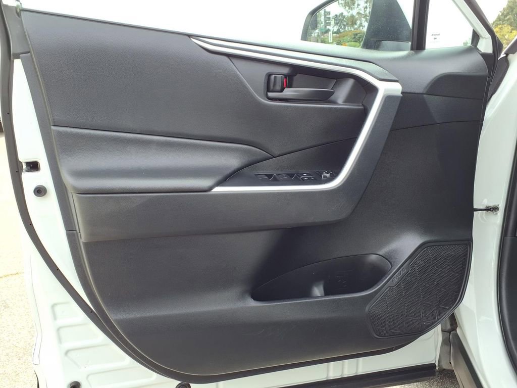 Used 2022 Toyota RAV4 LE image 22