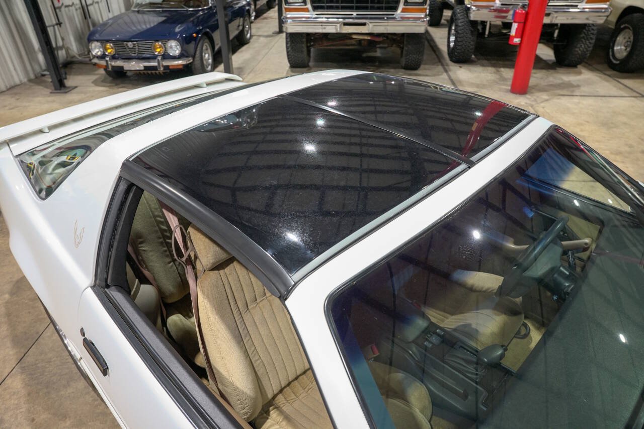 Used 1992 Pontiac Firebird Formula RWD image 19
