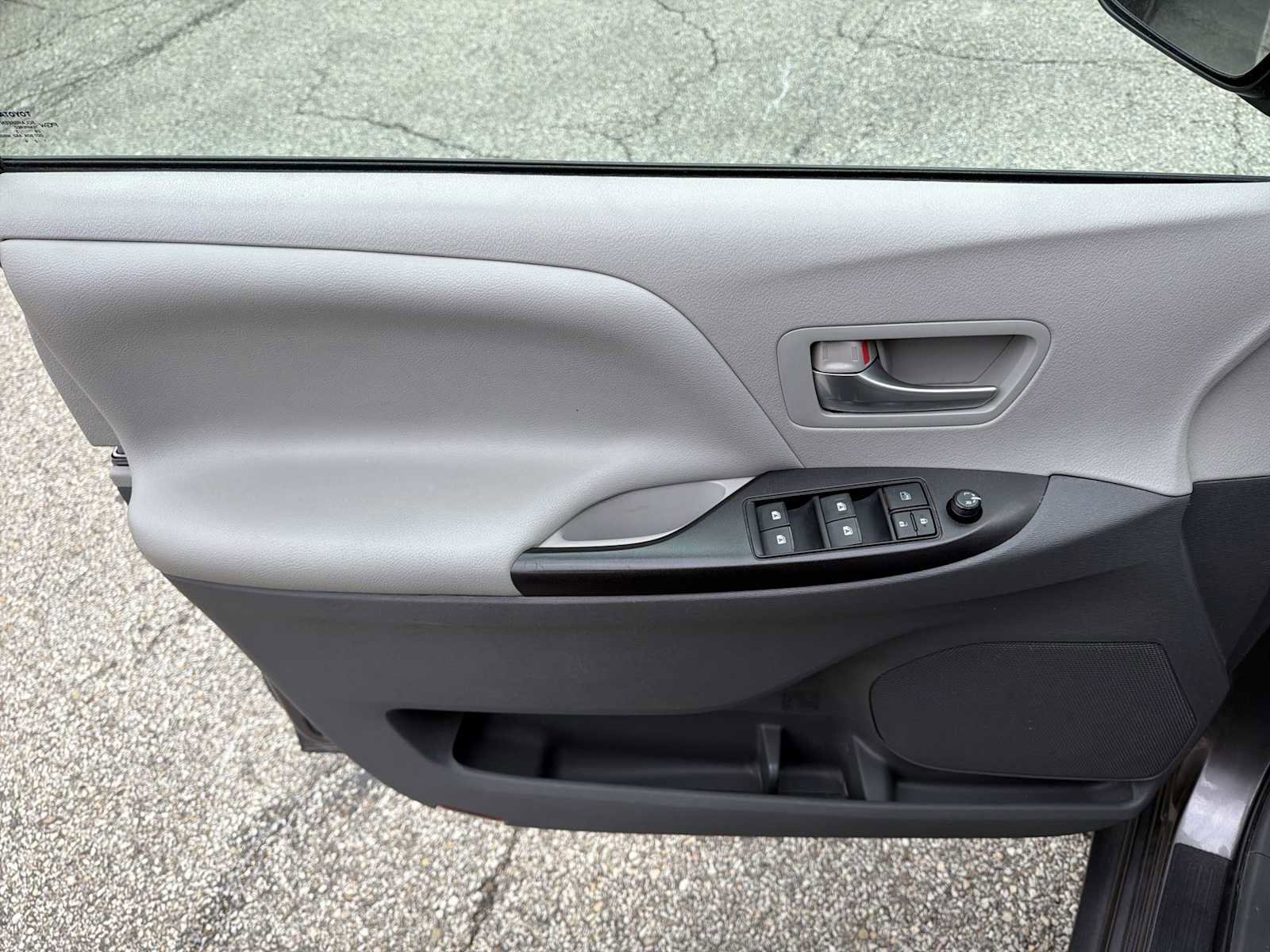 Used 2015 Toyota Sienna LE image 19