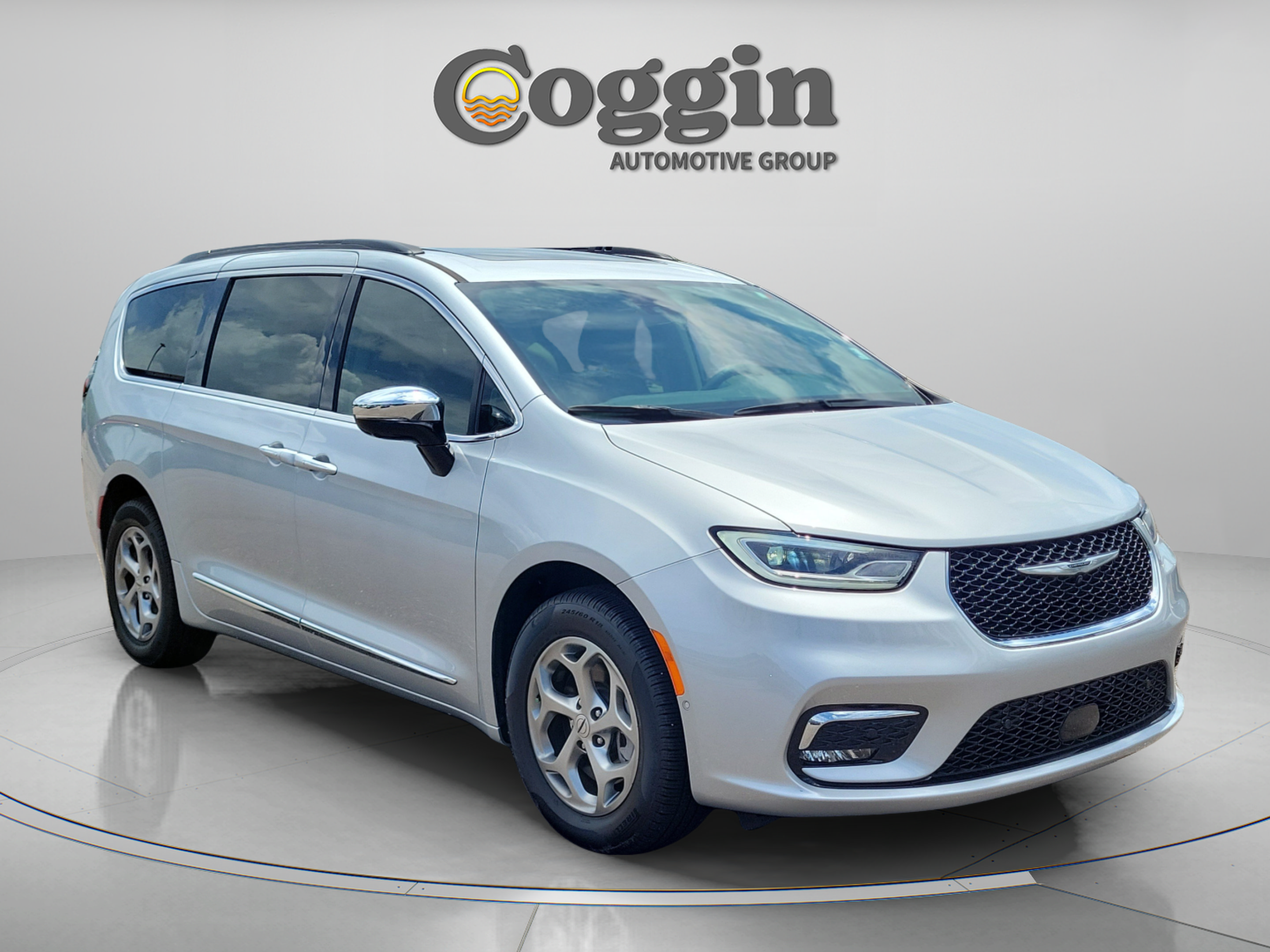 Used 2023 Chrysler Pacifica Limited w/ Uconnect Theater Family Group AWD/4WD image 7