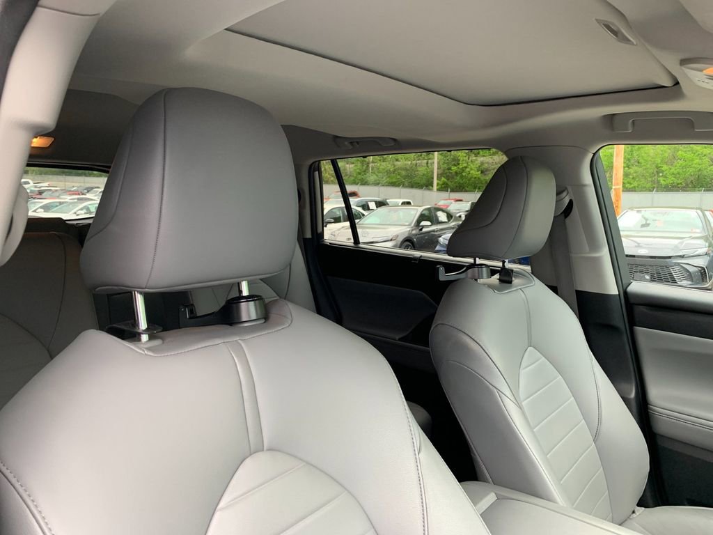 Used 2021 Toyota Highlander XLE AWD/4WD image 21