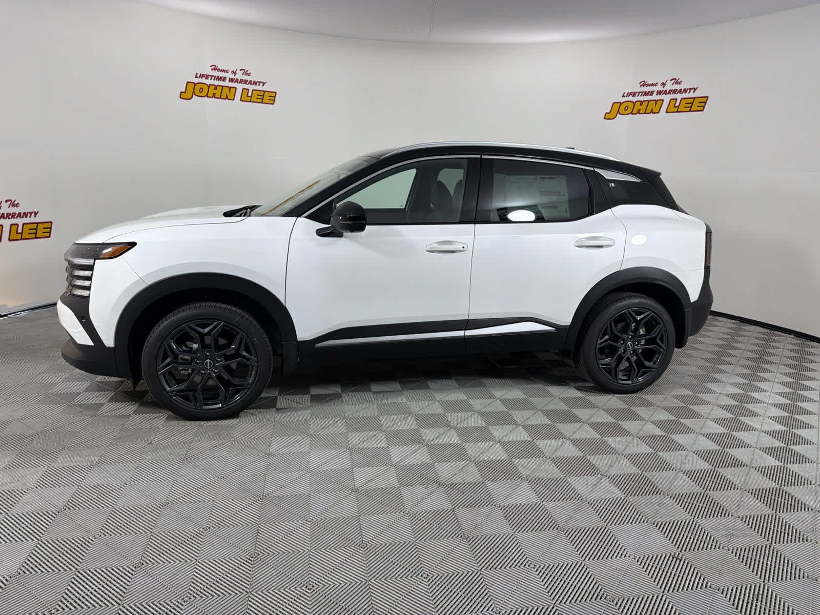 New 2026 Nissan Kicks SR FWD image 2