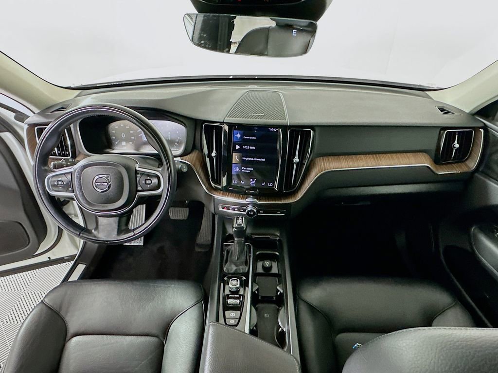 Used 2021 Volvo XC60 T5 Momentum w/ Premium Package image 3