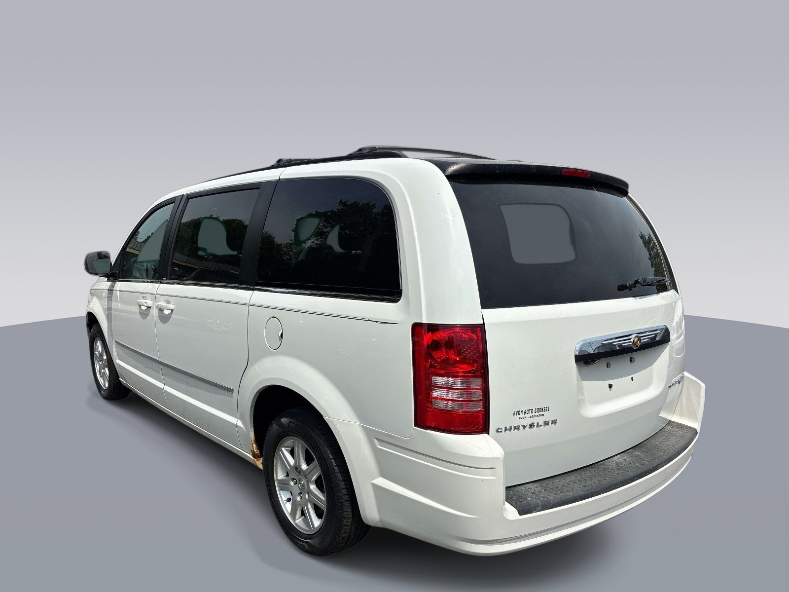 Used 2010 Chrysler Town & Country Touring Plus FWD image 5