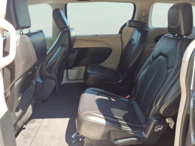 Used 2024 Chrysler Pacifica Touring-L FWD image 10