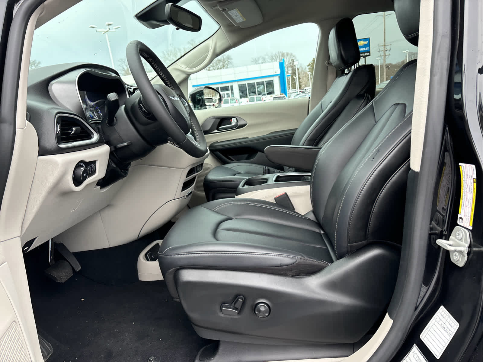 Used 2024 Chrysler Pacifica Touring-L image 8