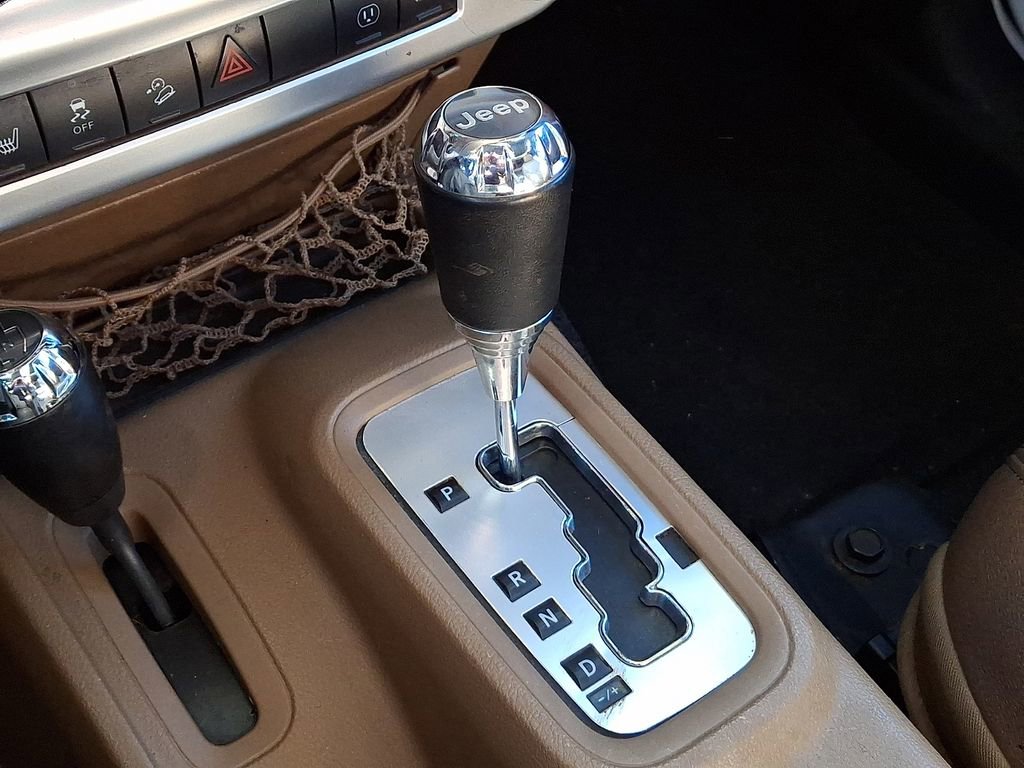 Used 2015 Jeep Wrangler Unlimited Sahara w/ Dual Top Group image 19