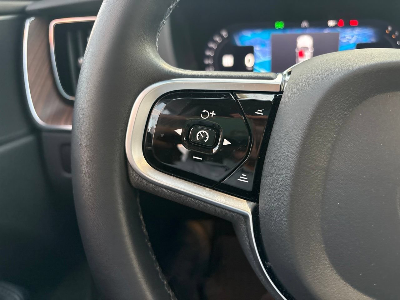 Certified 2023 Volvo XC60 B5 Plus w/ Climate Package AWD/4WD image 25