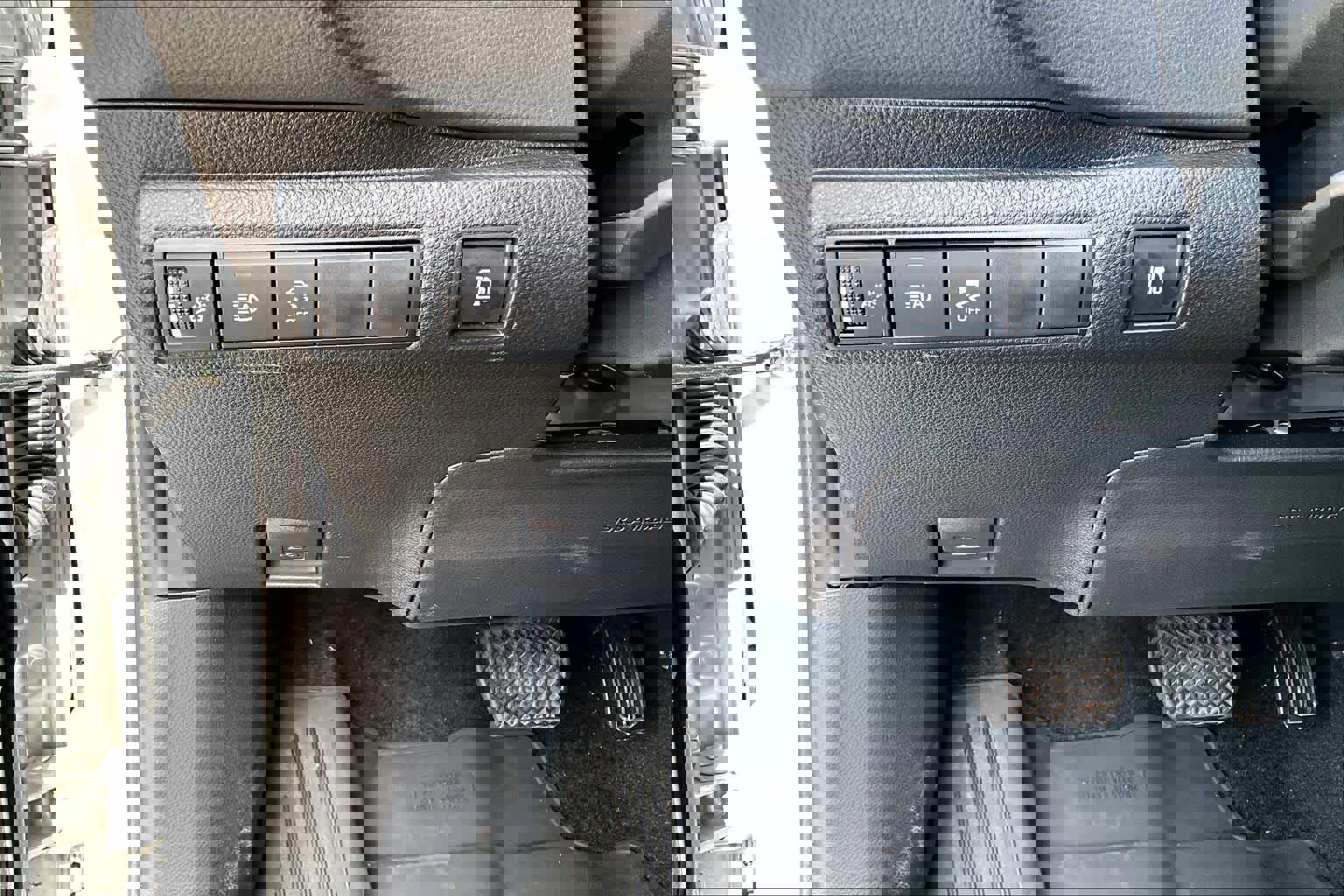 Used 2025 Toyota Corolla SE w/ SE Premium Package image 32