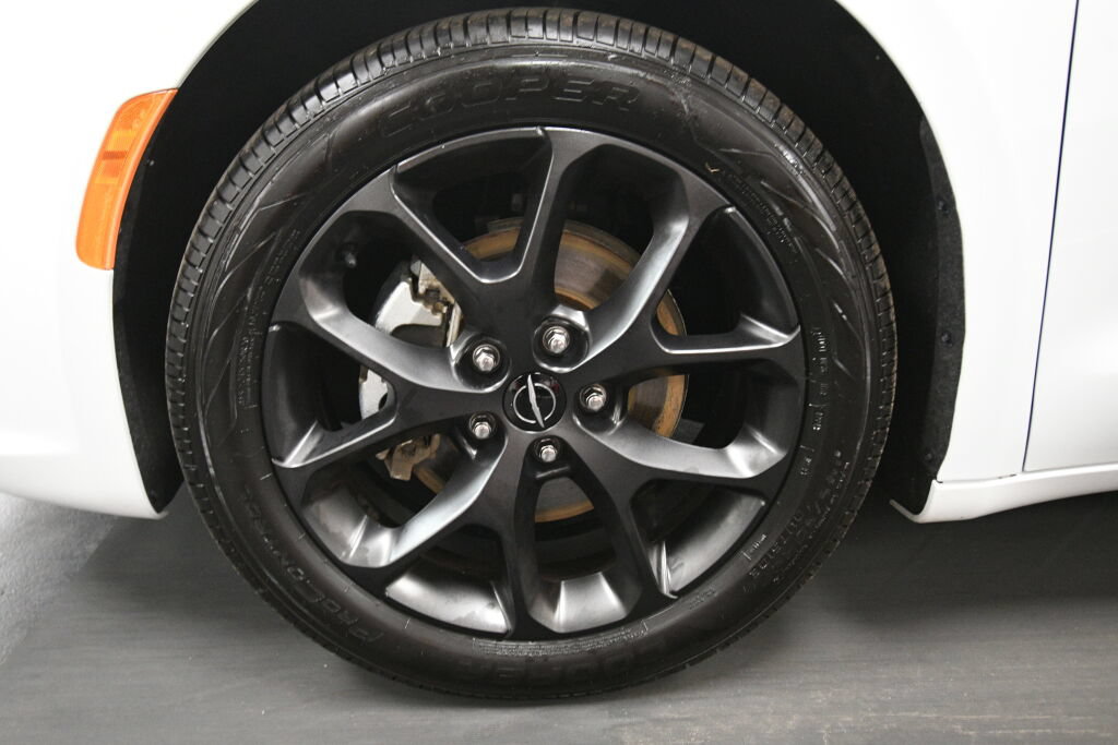 Used 2025 Chrysler Pacifica Limited FWD image 37