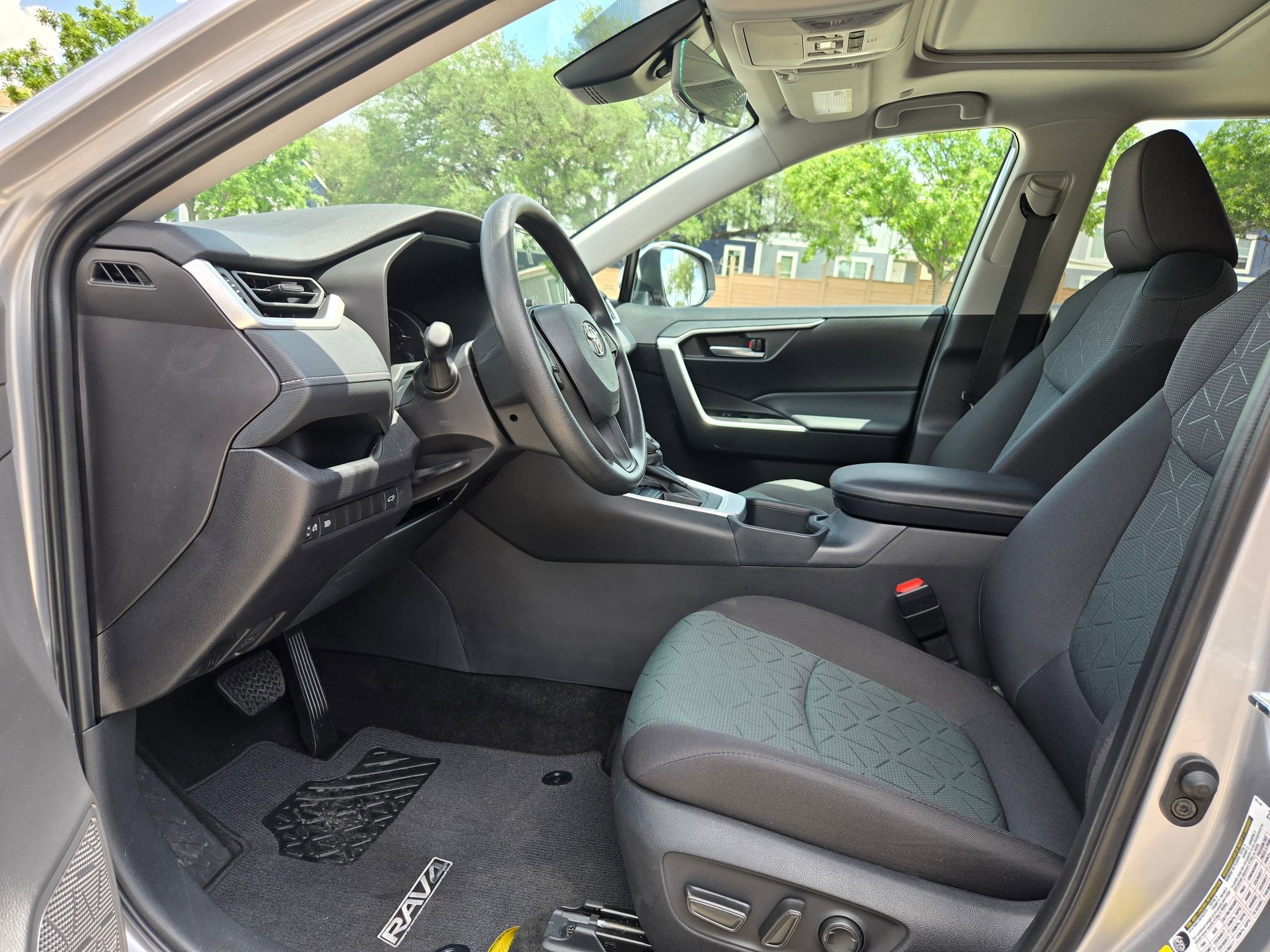 Used 2025 Toyota RAV4 XLE w/ Convenience Package FWD image 10