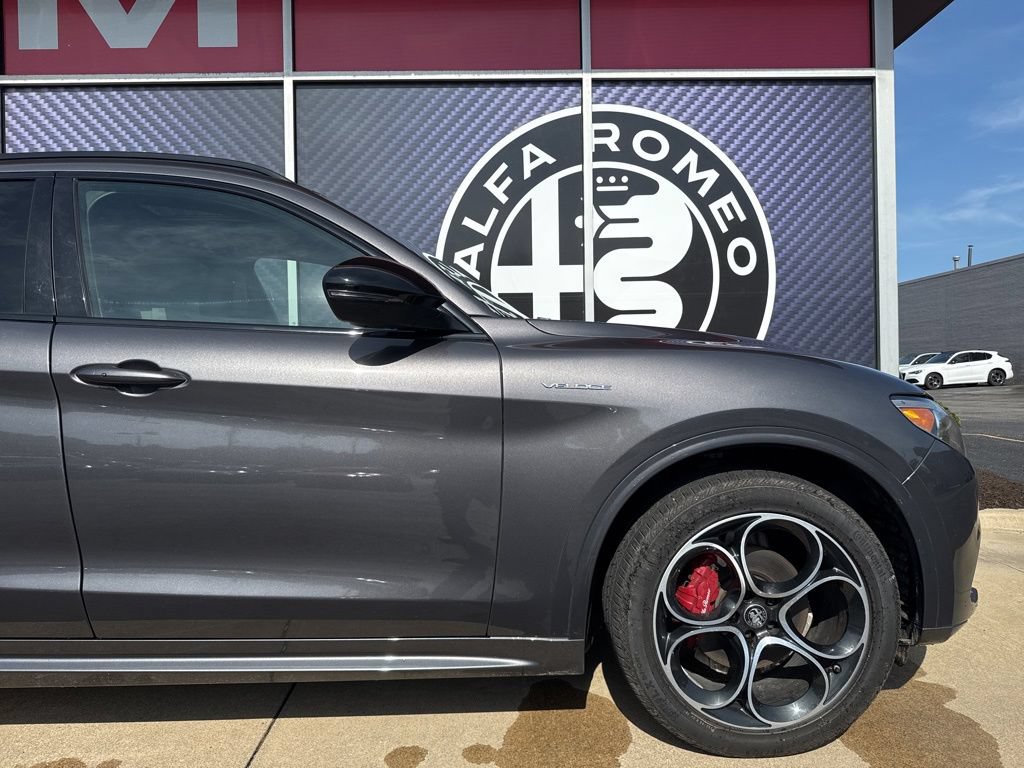 Used 2022 Alfa Romeo Stelvio Veloce AWD/4WD image 3