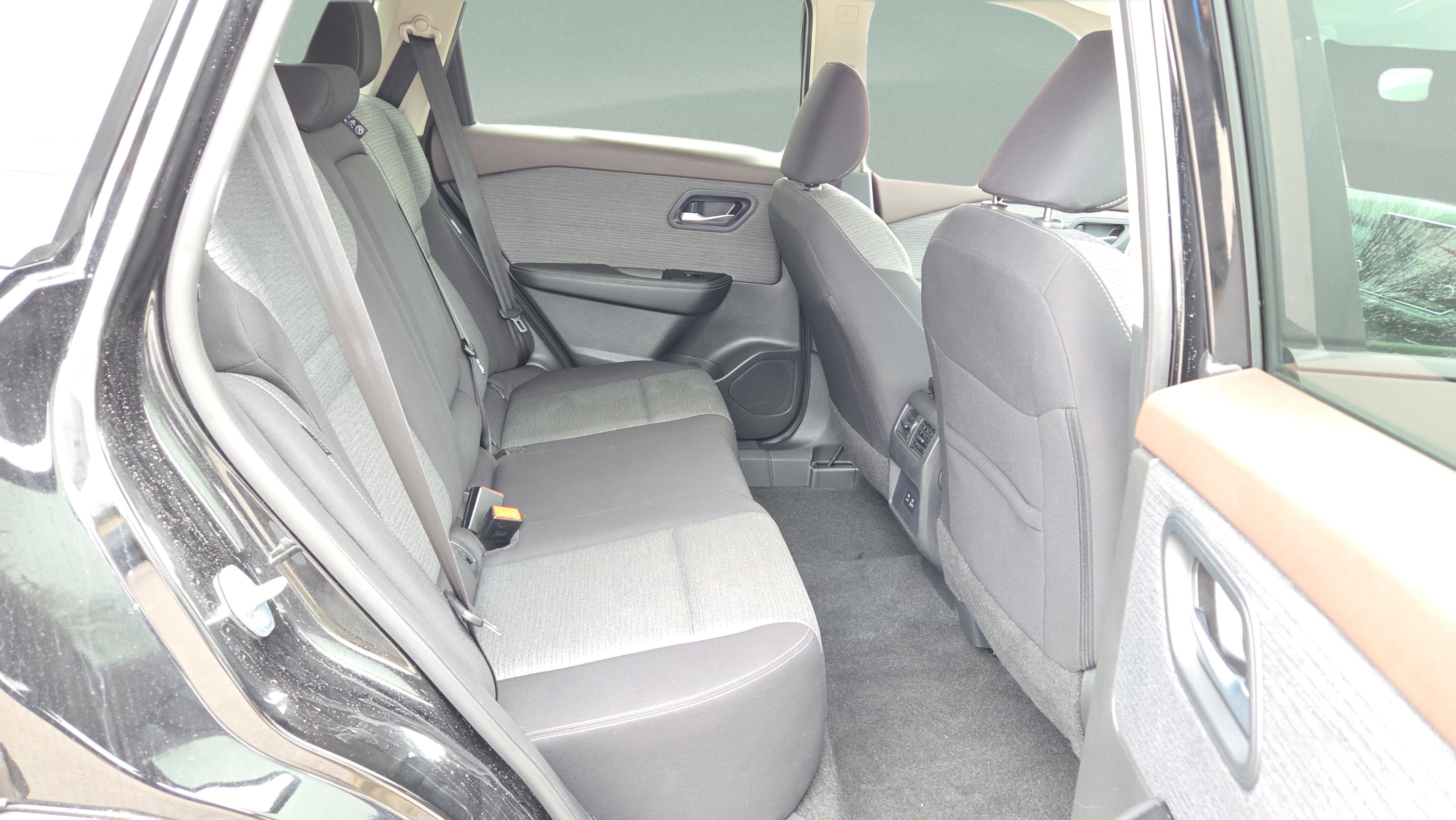 Used 2023 Nissan Rogue SV image 24