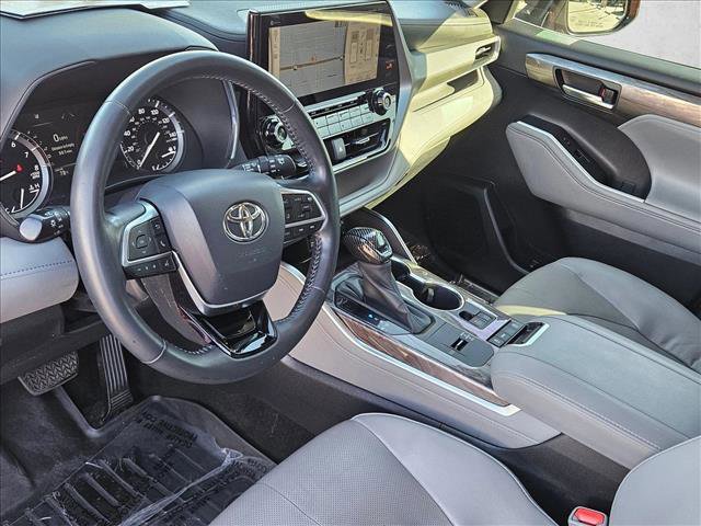 Used 2020 Toyota Highlander Platinum FWD image 10