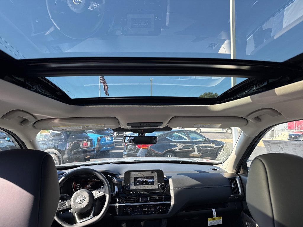 New 2025 Nissan Pathfinder Platinum w/ Black Appearance Package image 18