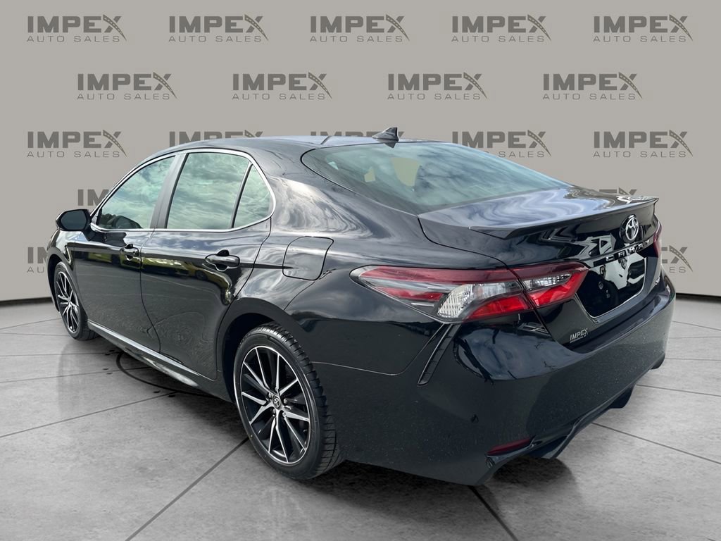 Used 2024 Toyota Camry SE image 3