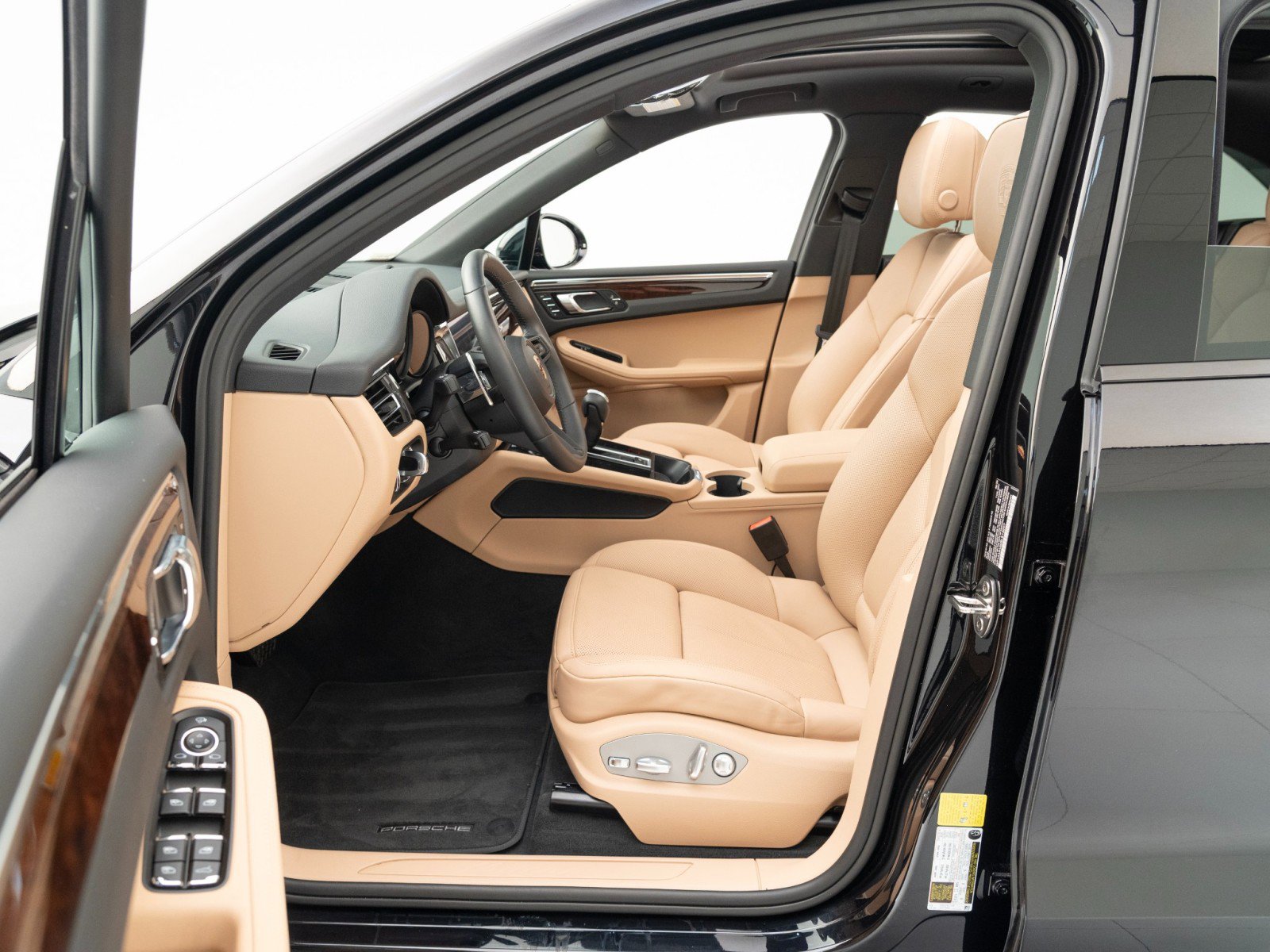 Certified 2025 Porsche Macan image 17