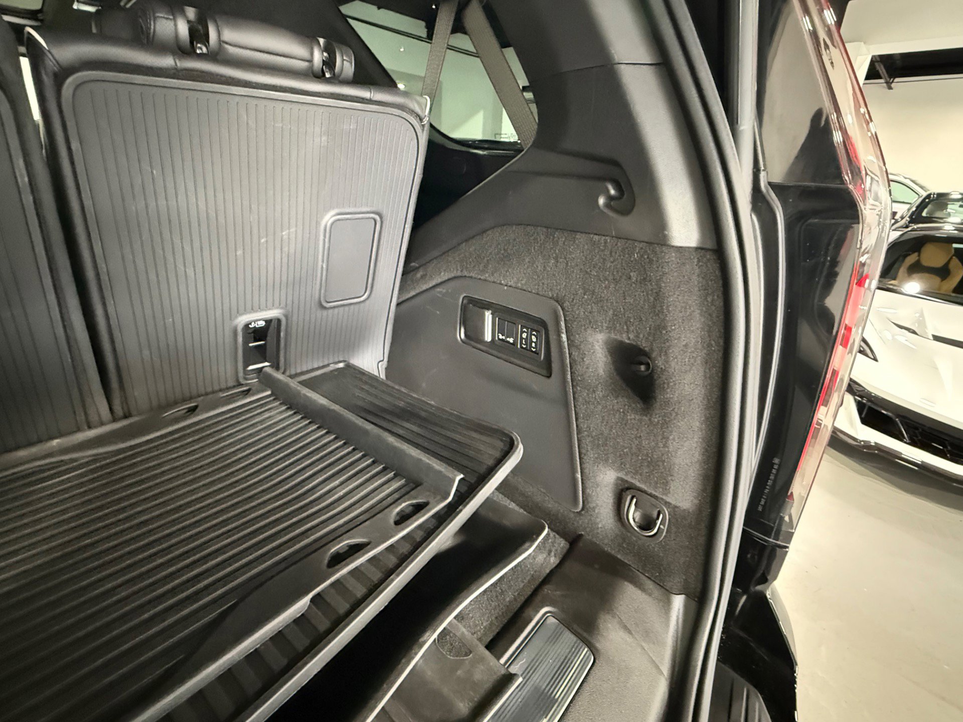 Used 2025 Cadillac Escalade Sport Platinum w/ LPO, ONYX Package image 19