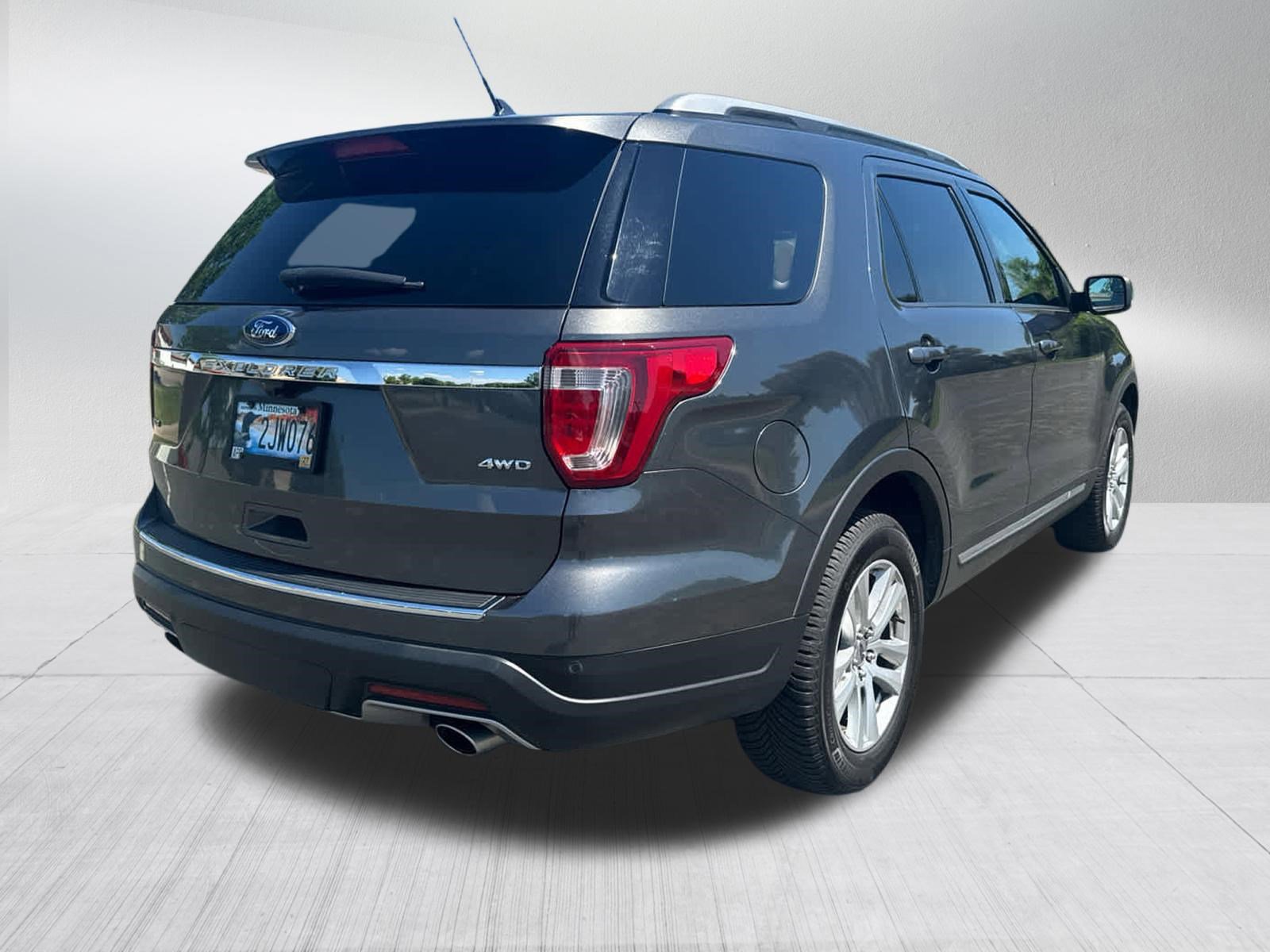 Used 2018 Ford Explorer XLT w/ Equipment Group 202A AWD/4WD image 7
