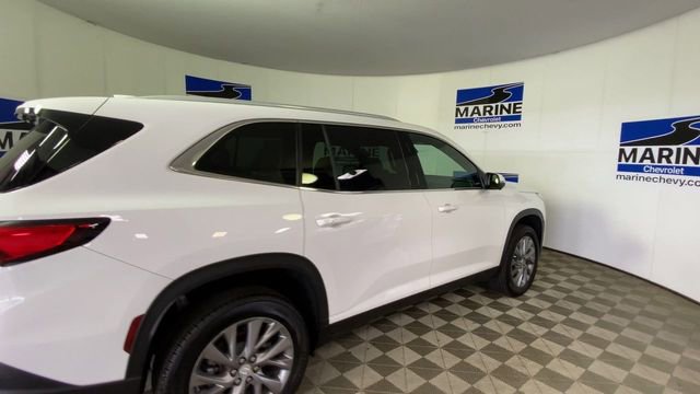 Used 2025 Buick Enclave Preferred AWD/4WD image 2