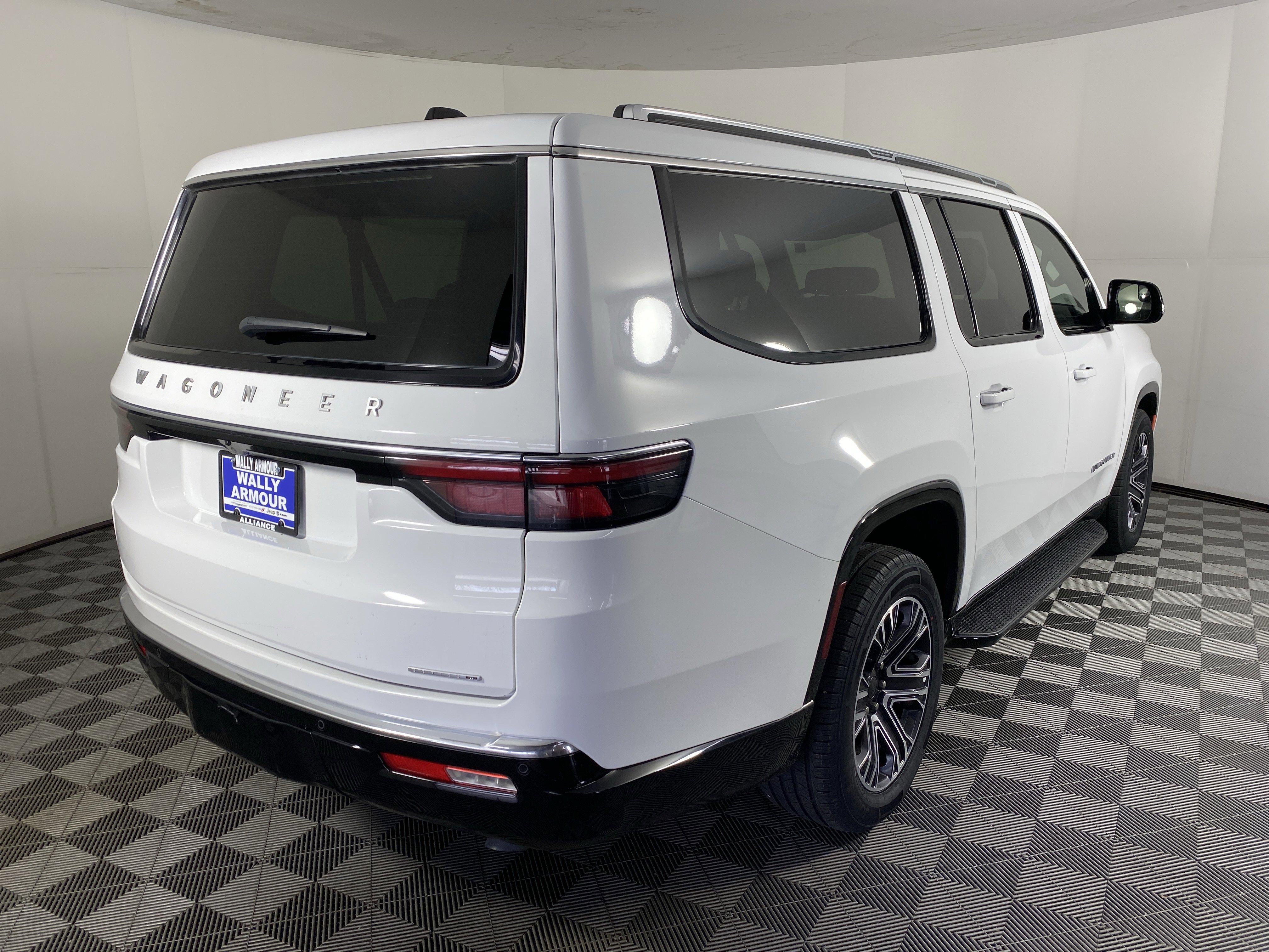 Used 2024 Jeep Wagoneer L Series II w/ Flexible Seating Group image 8