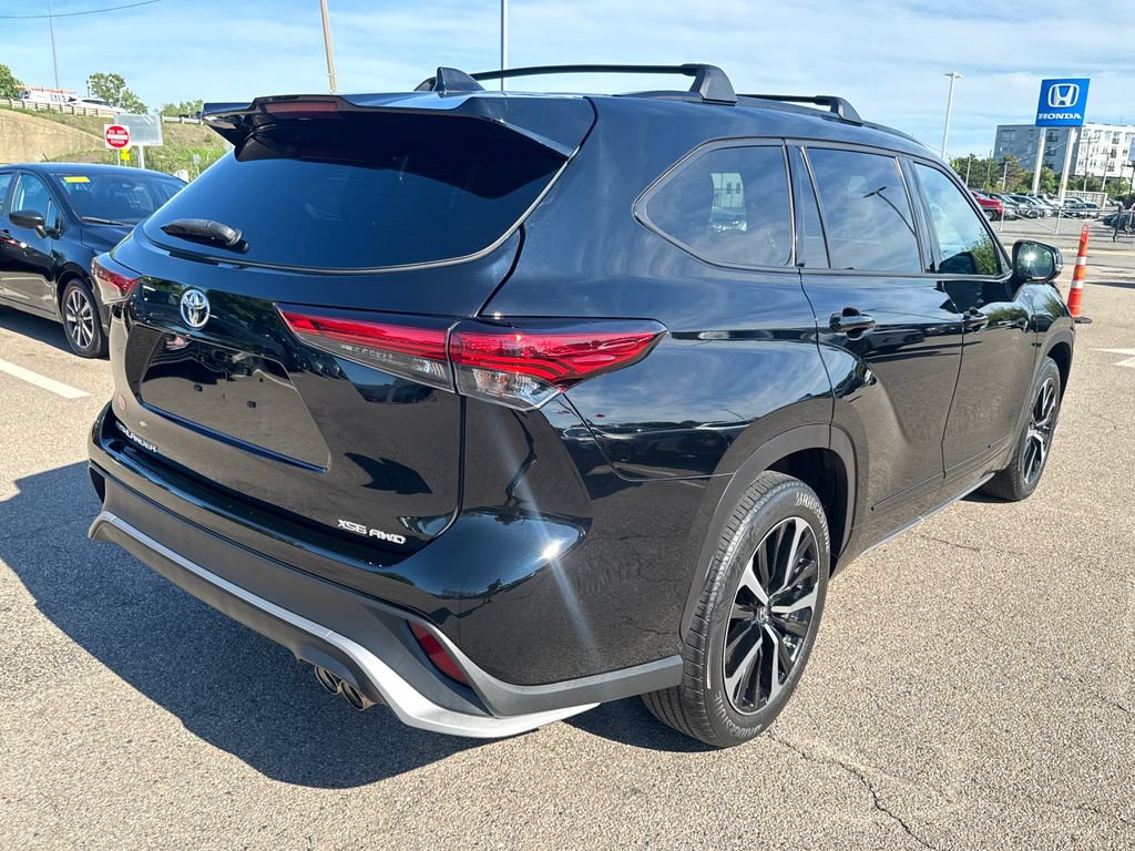 Used 2022 Toyota Highlander XSE AWD/4WD image 9