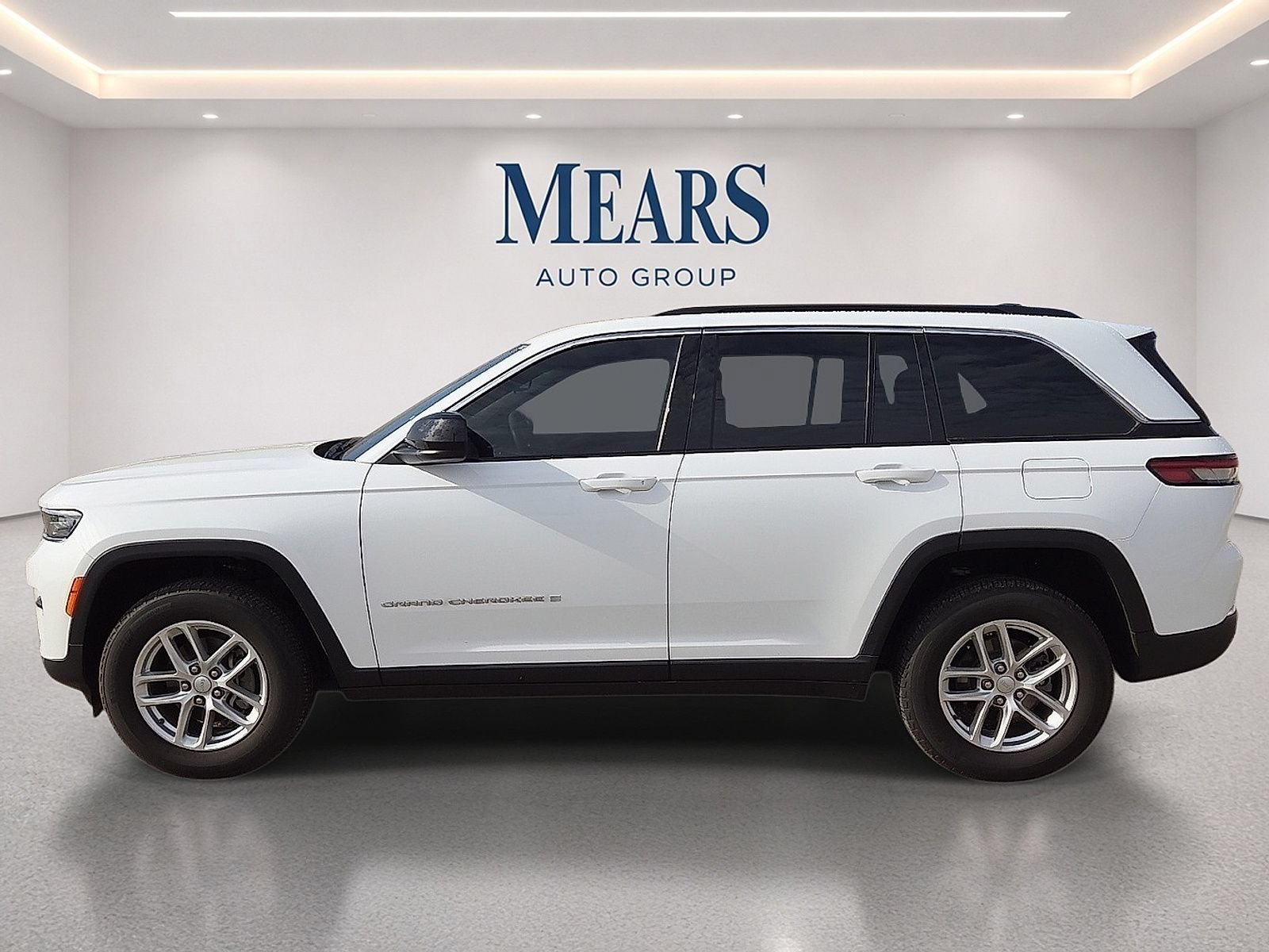 Used 2024 Jeep Grand Cherokee Laredo X w/ Trailer Tow Package AWD/4WD image 2