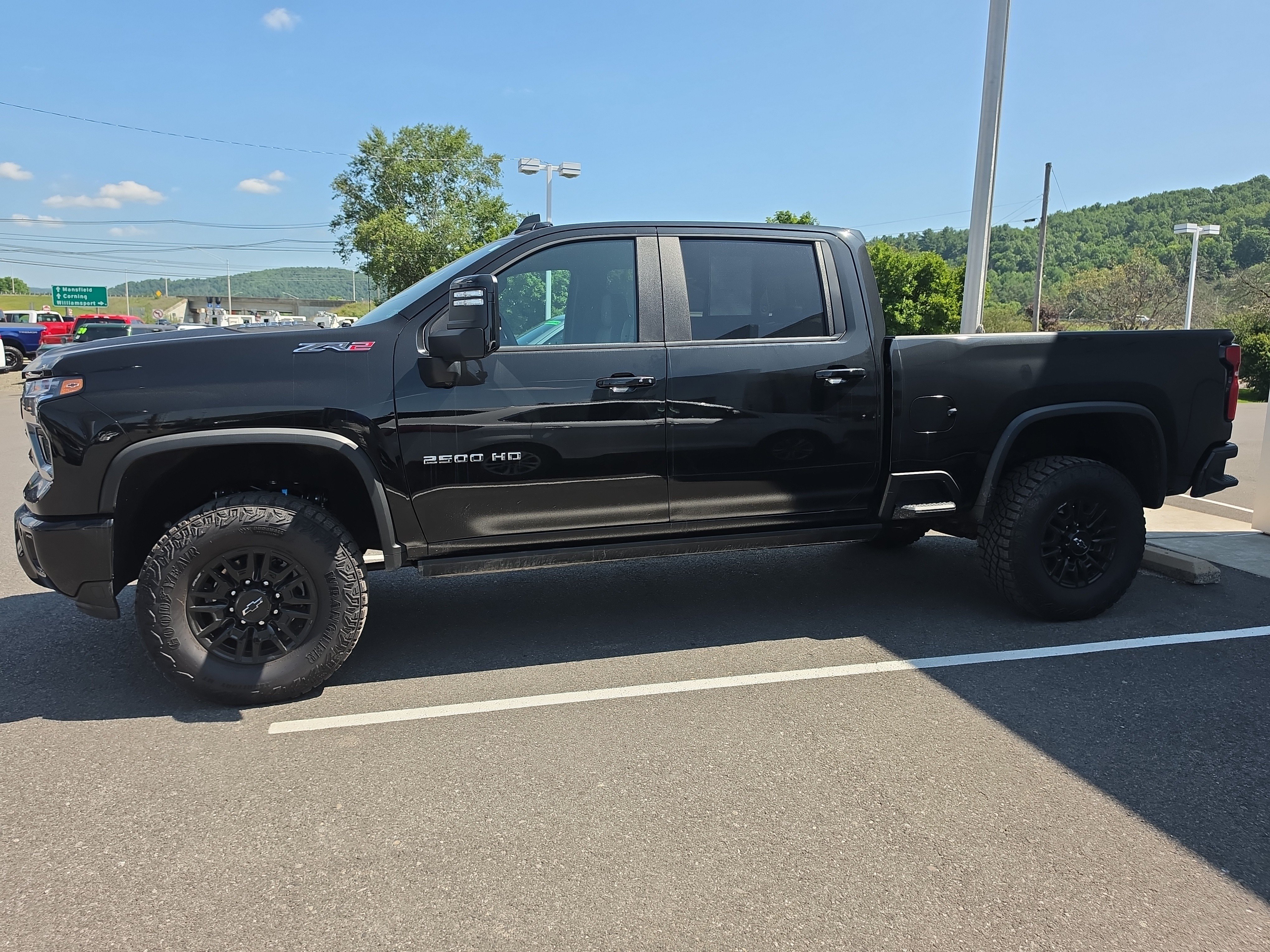 Used 2025 Chevrolet Silverado 2500 ZR2 w/ Technology Package AWD/4WD image 7
