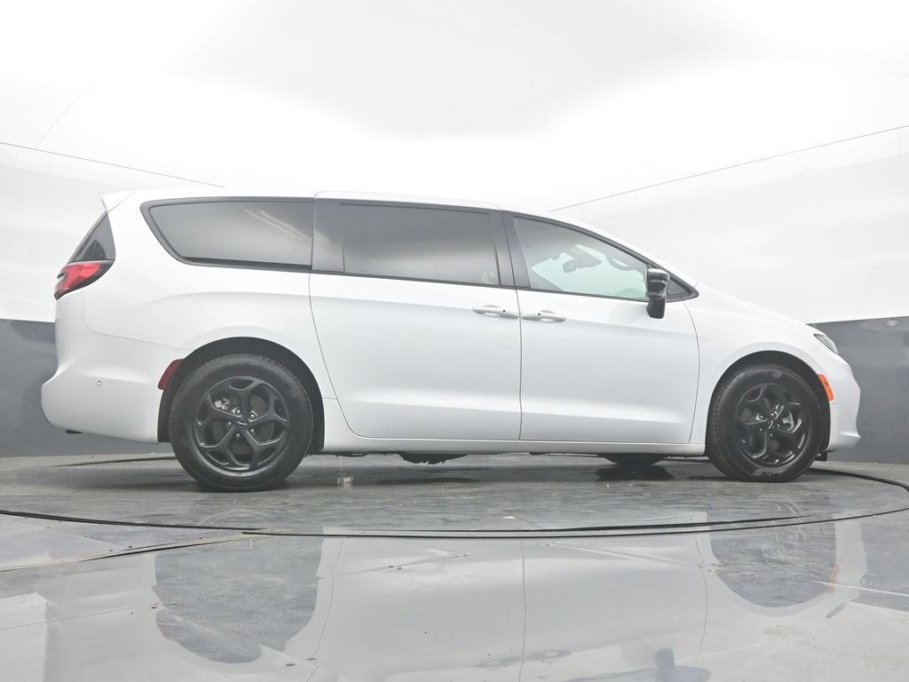 Used 2024 Chrysler Pacifica Limited FWD image 57