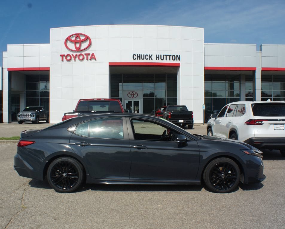 Used 2025 Toyota Camry SE FWD image 1