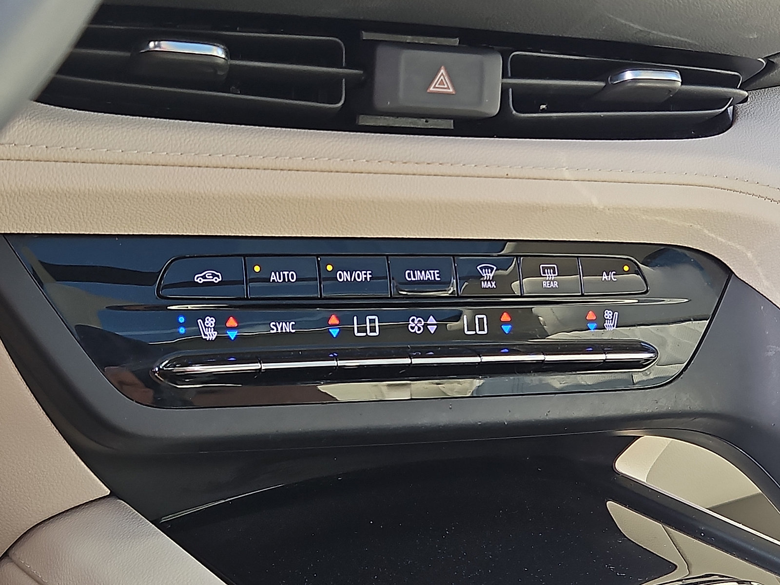 Used 2022 Buick Envision Avenir w/ Safety Package AWD/4WD image 16