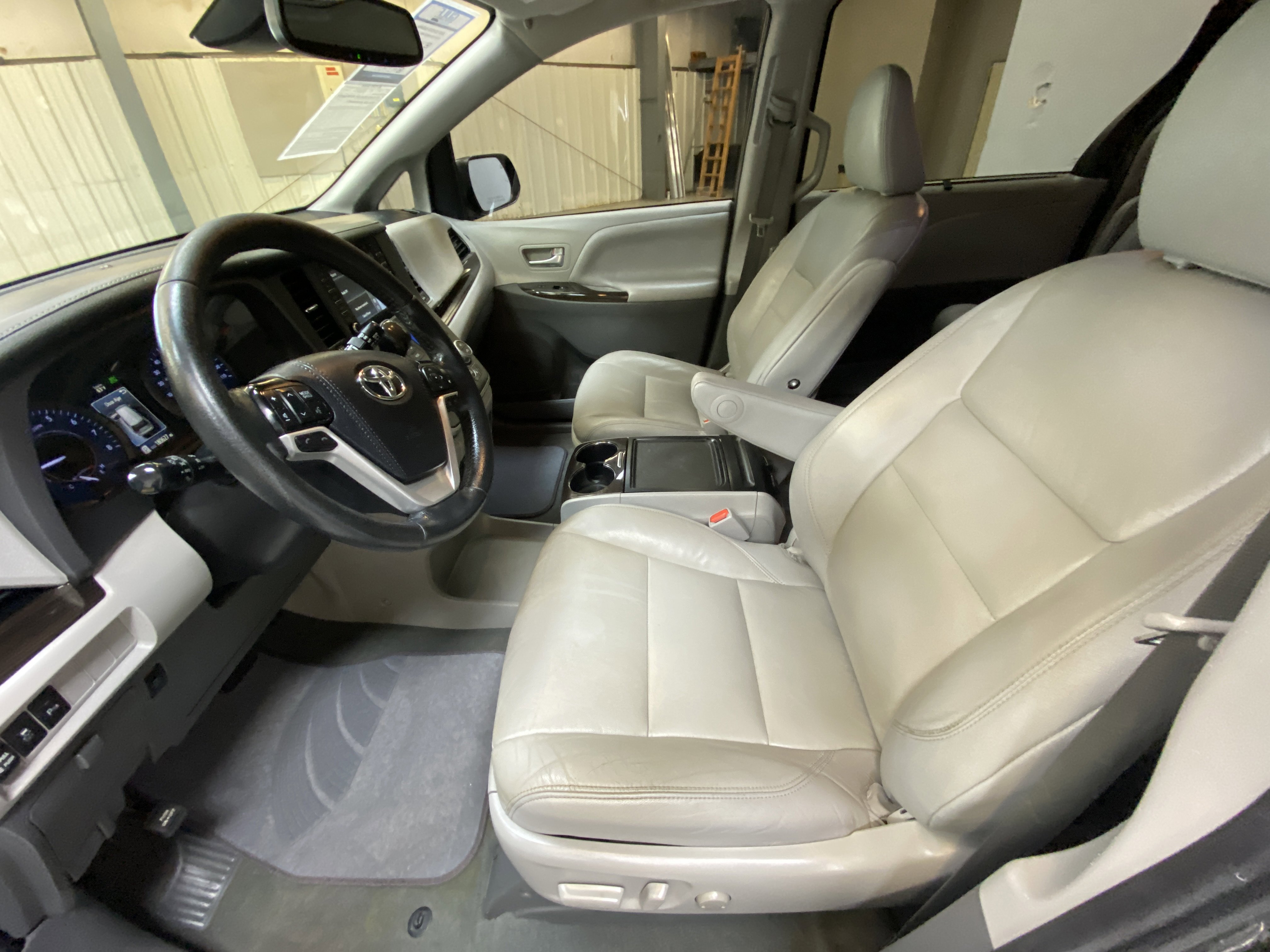 Used 2020 Toyota Sienna XLE w/ XLE Navigation Package image 21