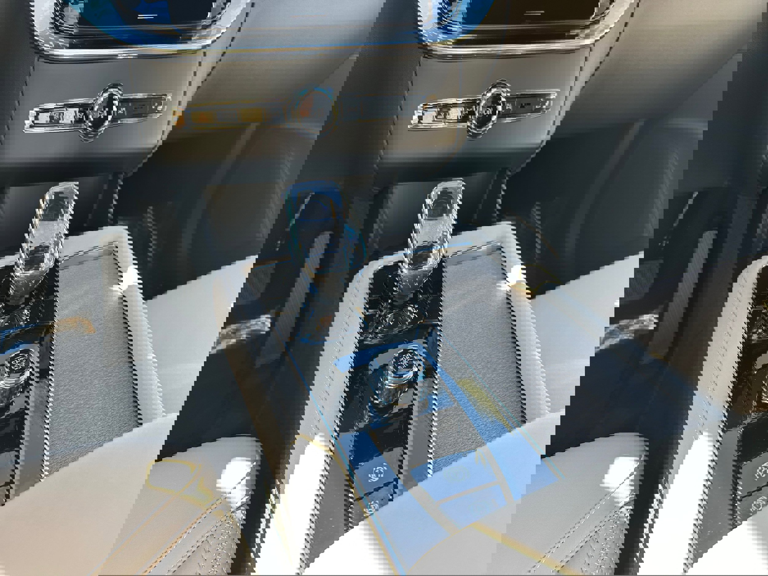 New 2026 Volvo XC90 B6 Plus w/ Protection Package Premier image 14