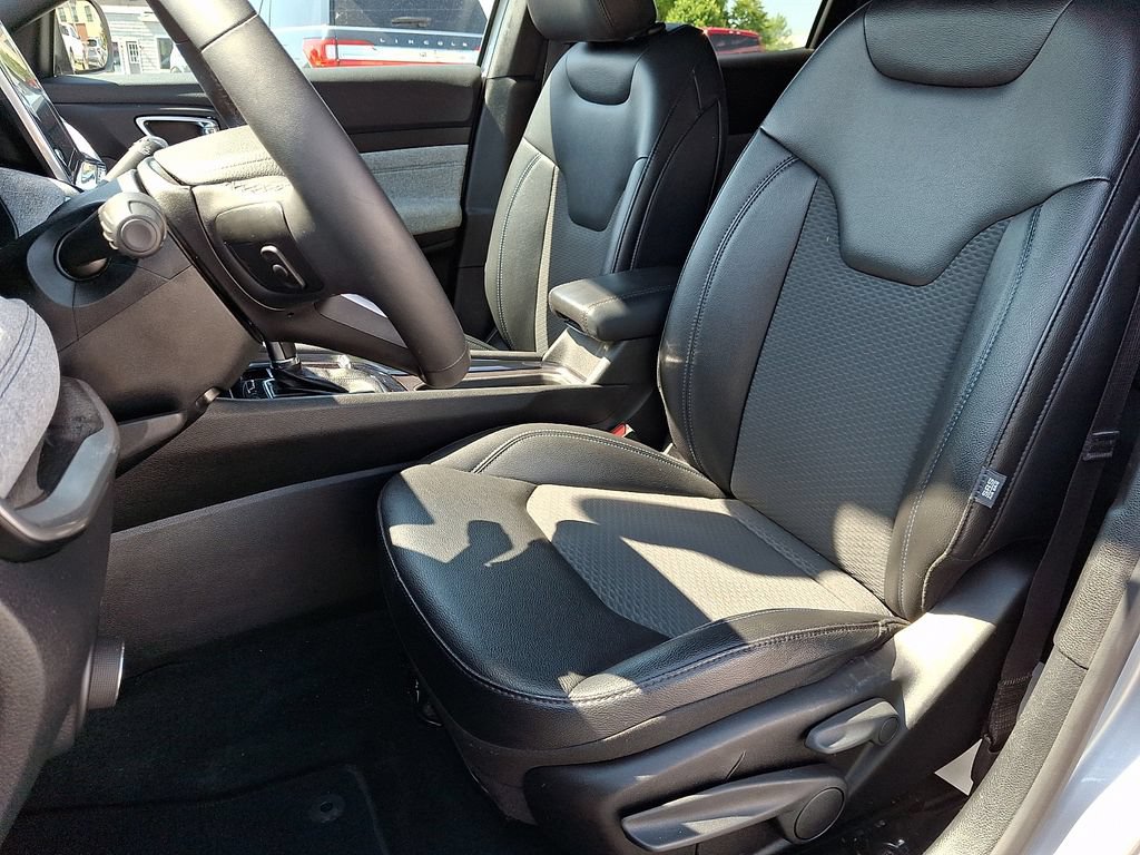 Used 2025 Jeep Compass Latitude AWD/4WD image 15