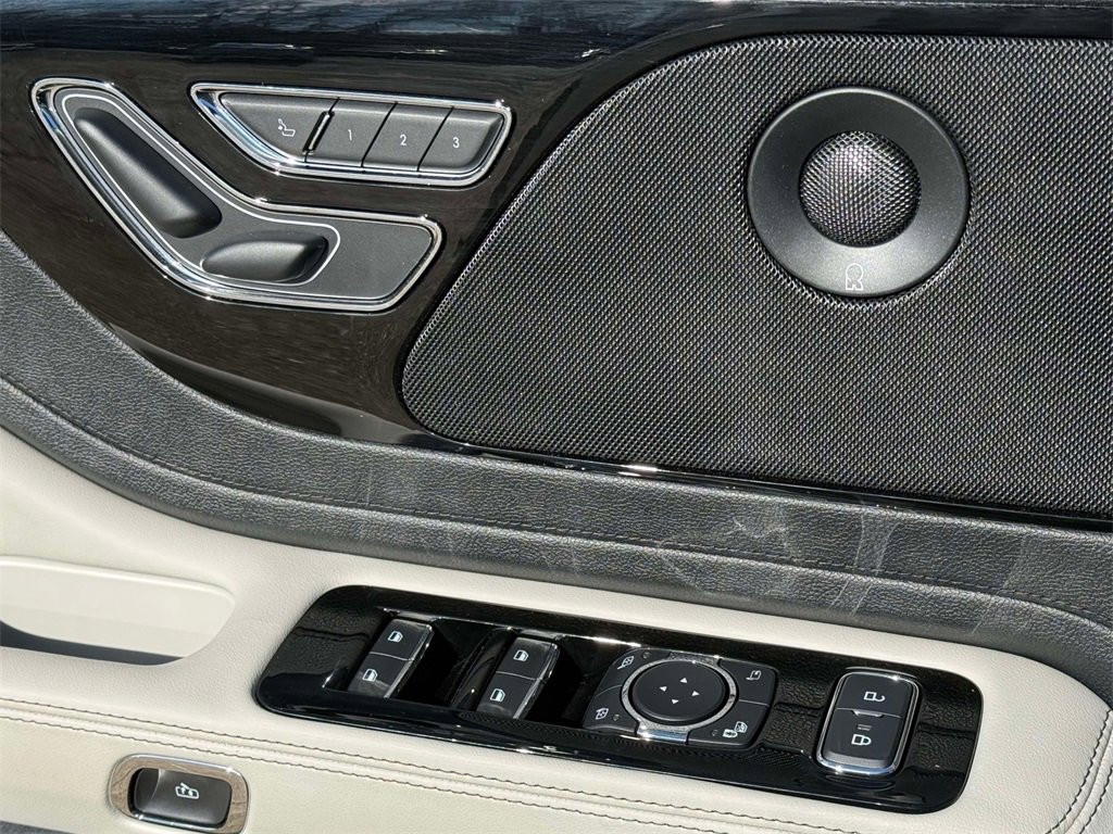 Used 2025 Lincoln Aviator Reserve image 23