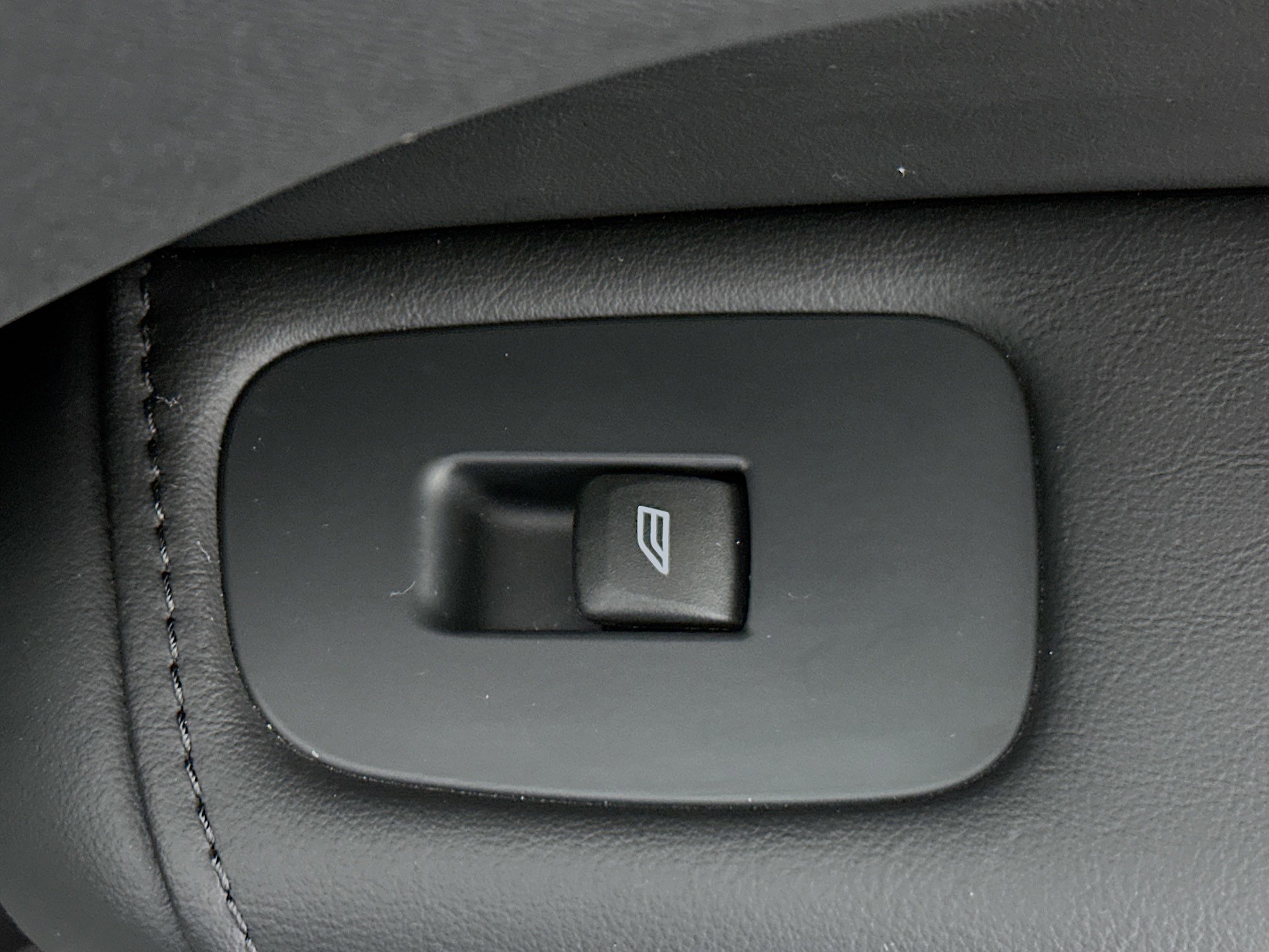 Used 2025 Volvo XC60 B5 Core image 29