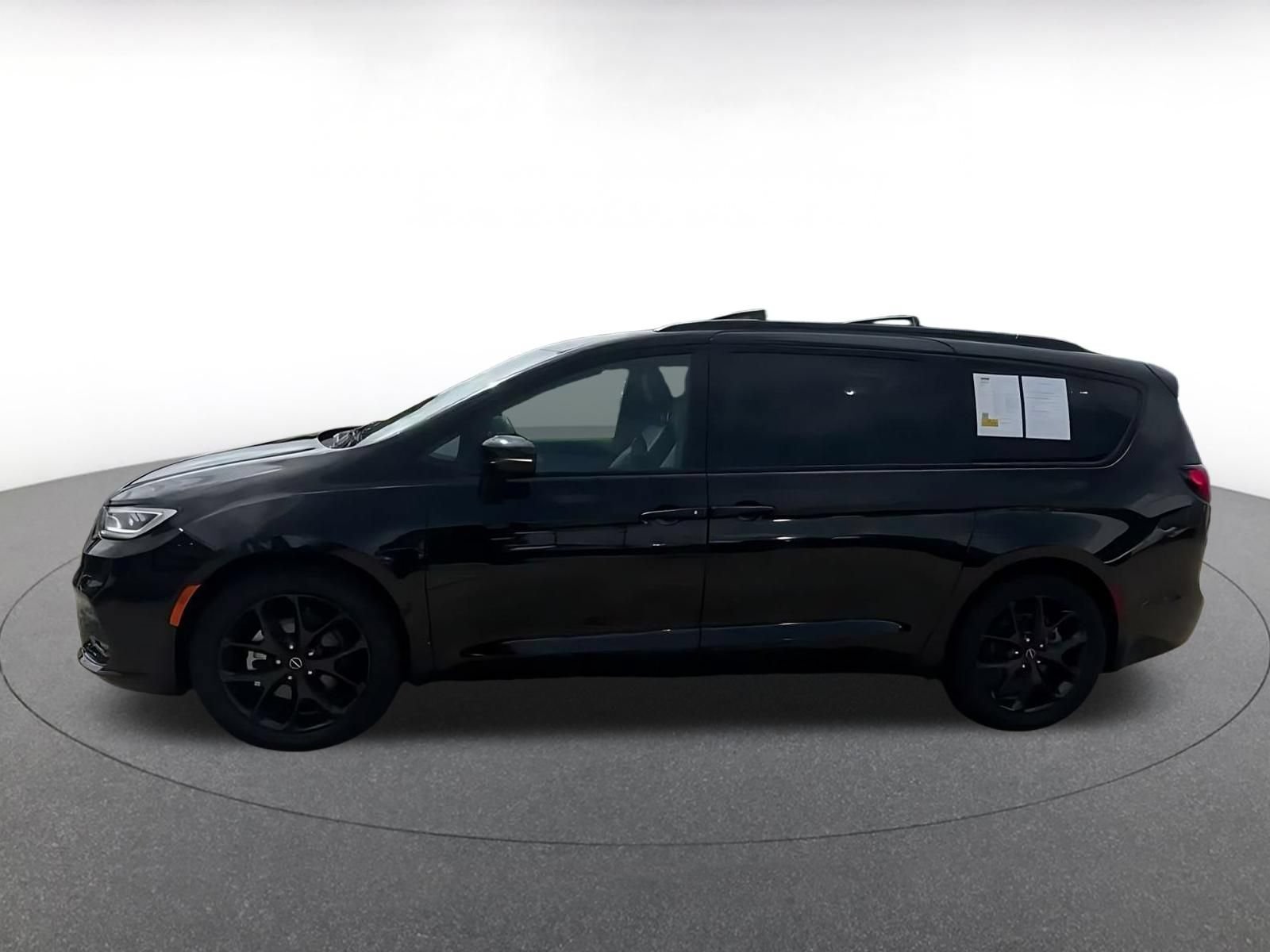 Used 2025 Chrysler Pacifica Limited FWD image 7