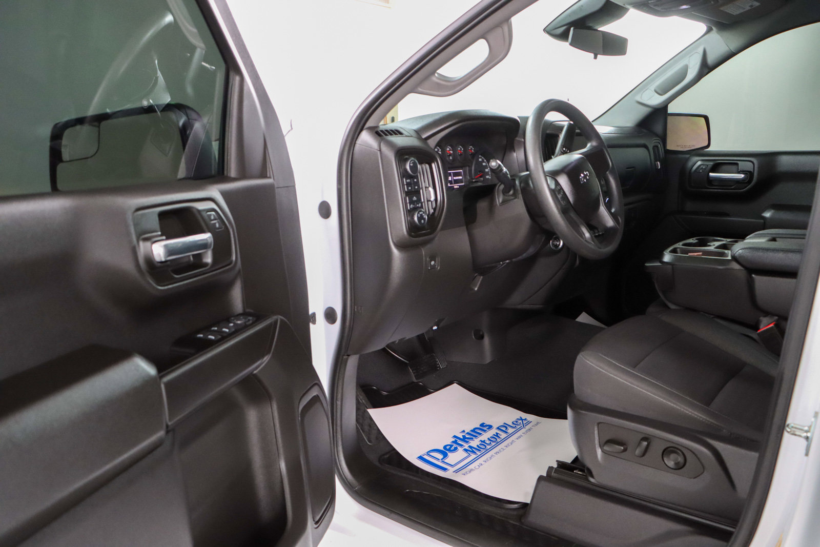 Used 2023 Chevrolet Silverado 1500 Custom Trail Boss w/ LPO, Dark Essentials Package image 3