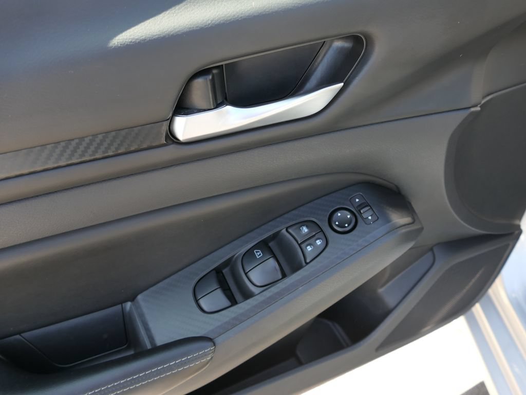 Used 2024 Nissan Altima 2.5 SV FWD image 12