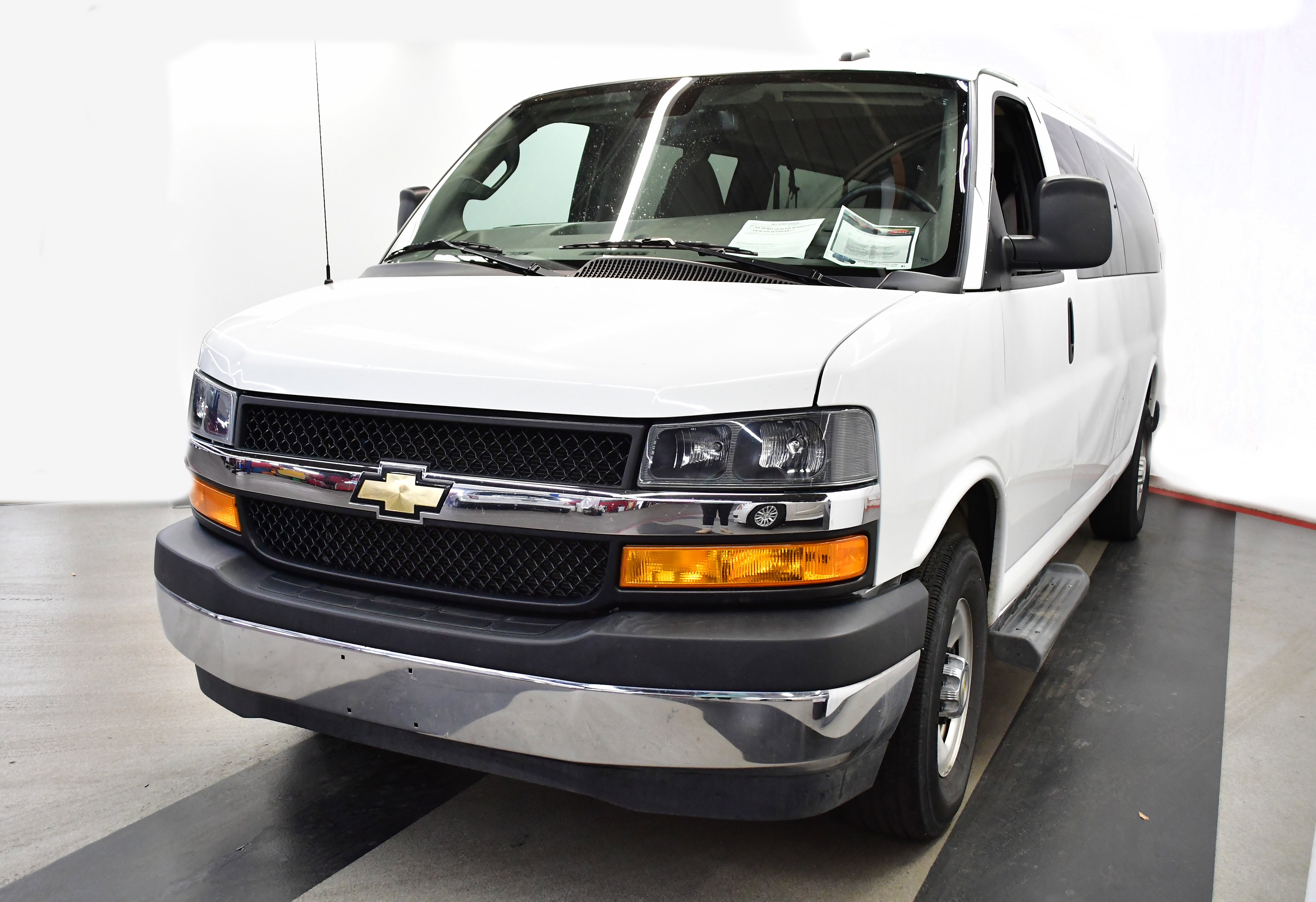 Used 2024 Chevrolet Express 3500 LT w/ LT Preferred Equipment Group image 4