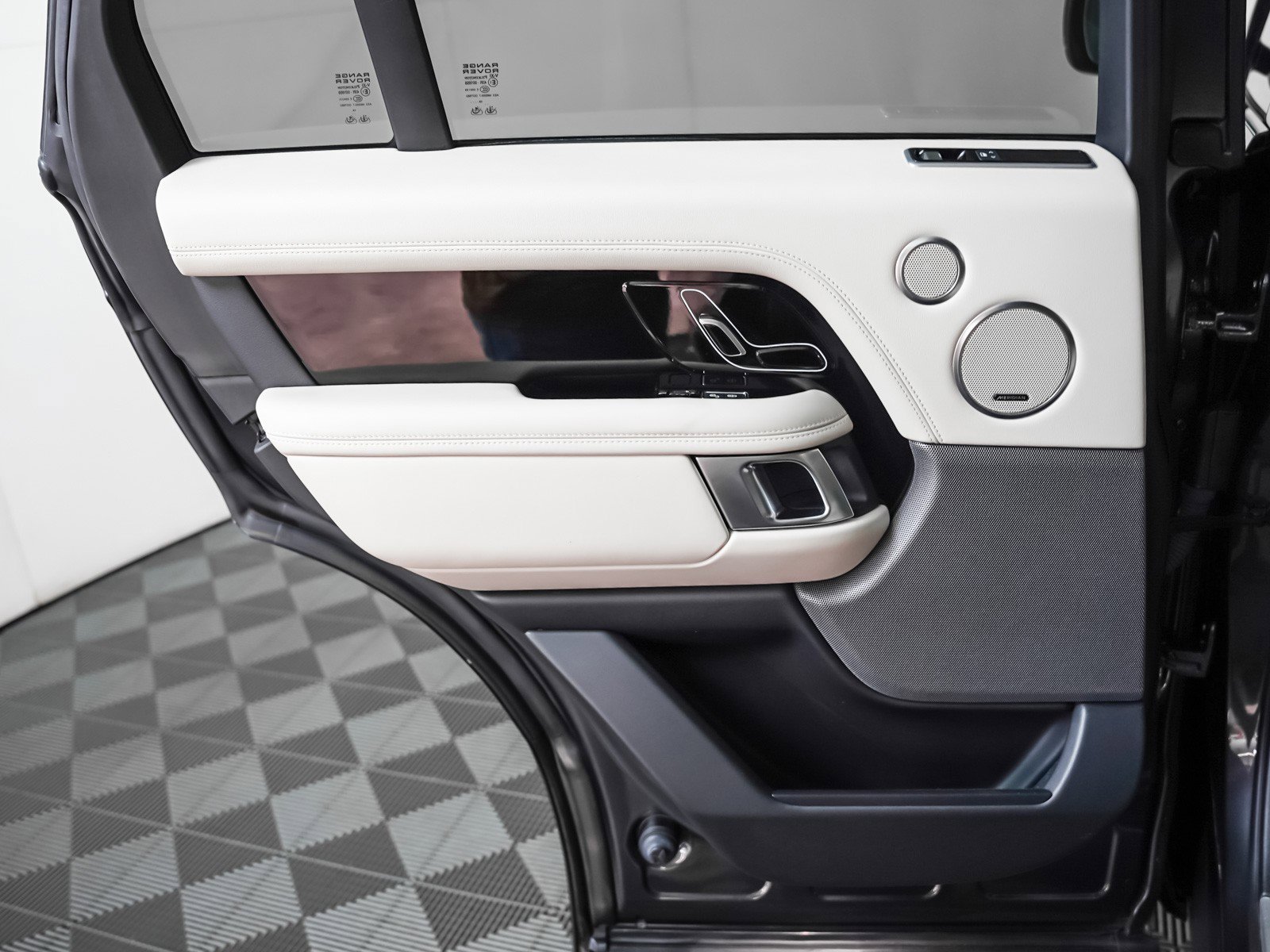 Used 2020 Land Rover Range Rover HSE image 24