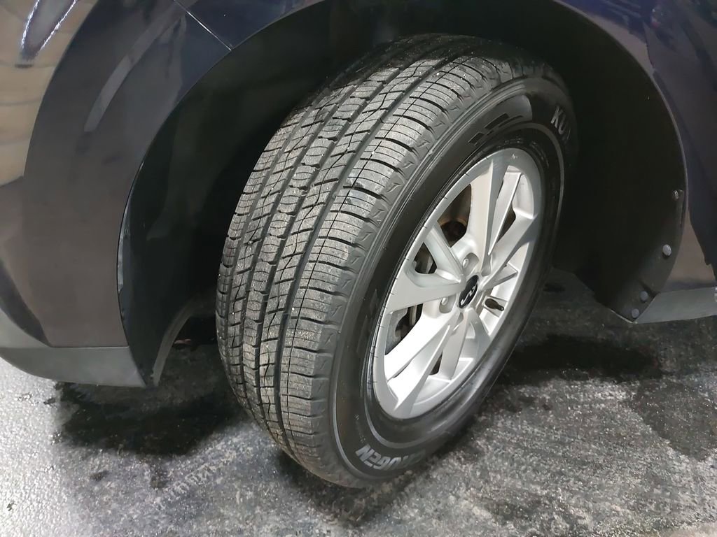 Used 2023 Kia Carnival LX image 32