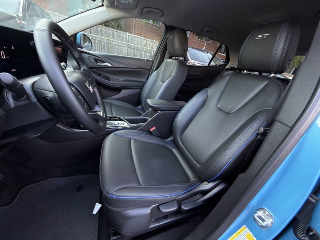 Used 2025 Buick Encore GX Sport Touring FWD image 23