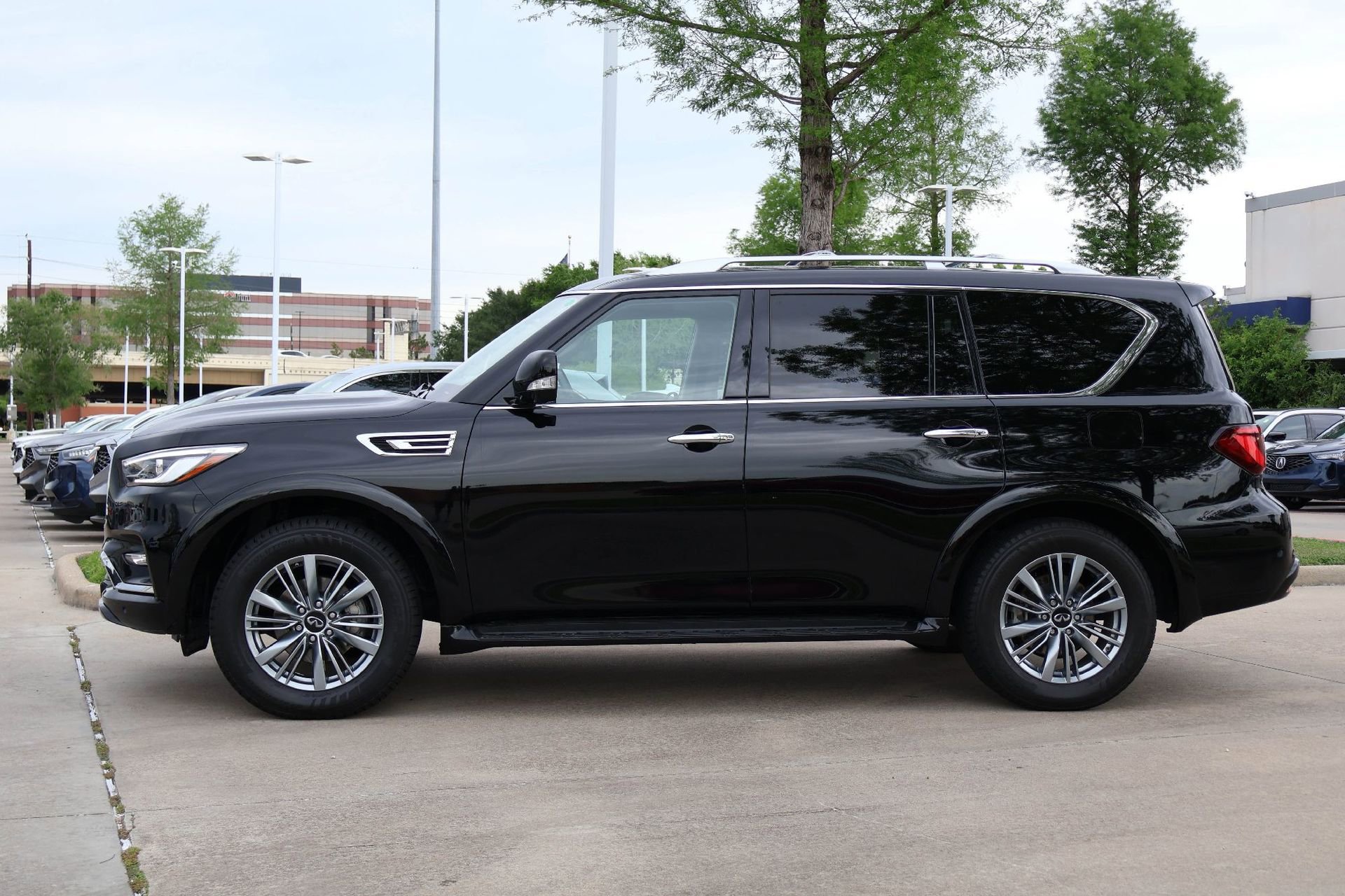 Used 2022 INFINITI QX80 Luxe w/ All-Season Package AWD/4WD image 3