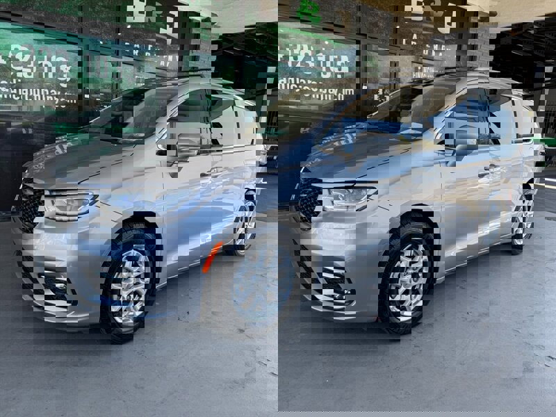 Used 2021 Chrysler Pacifica Touring-L image 1