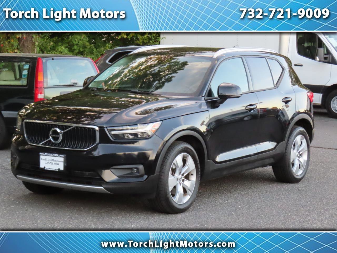 Used 2021 Volvo XC40 T5 Momentum image 1