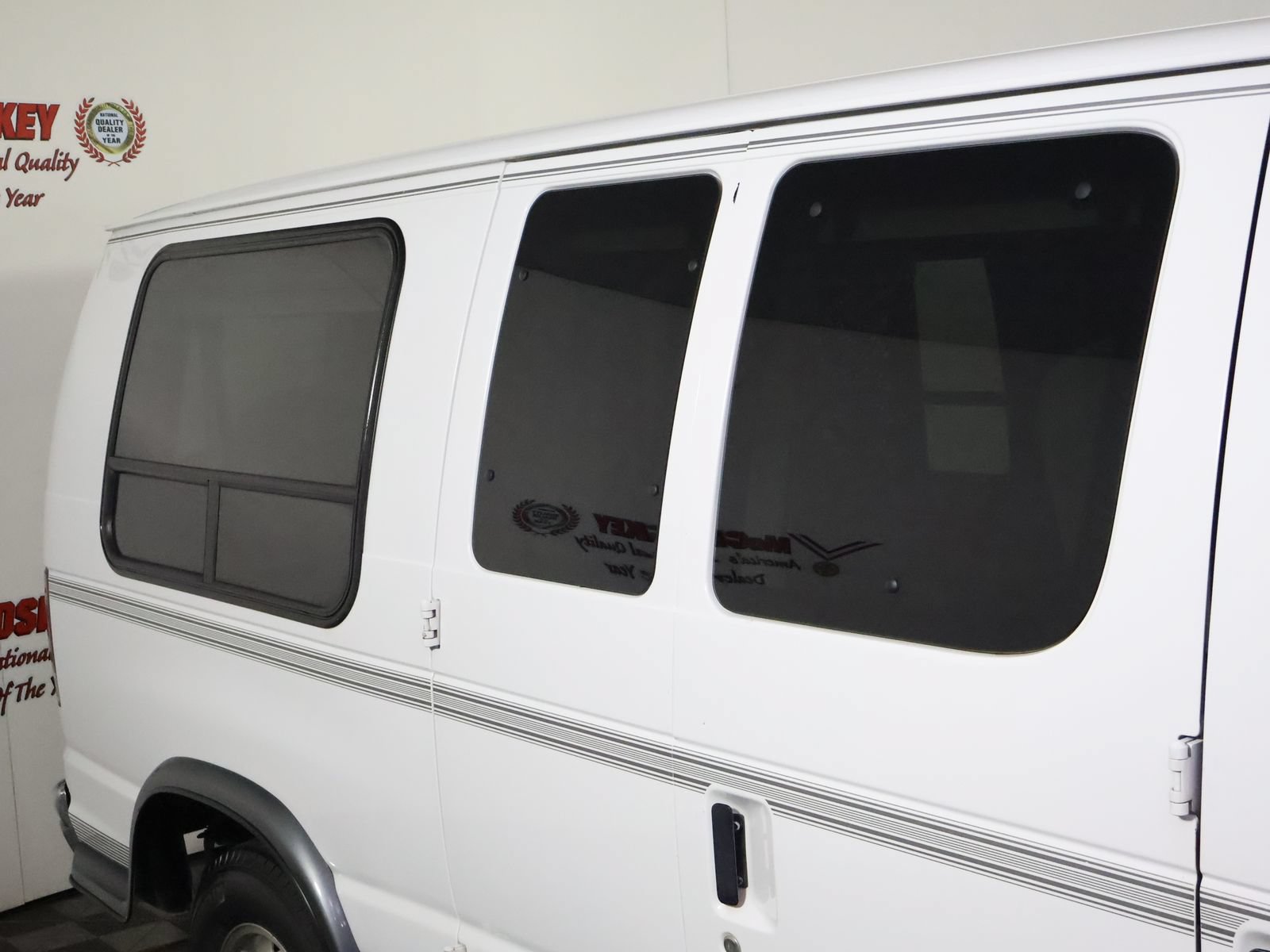 Used 2000 Ford E-150 and Econoline 150 RWD image 19