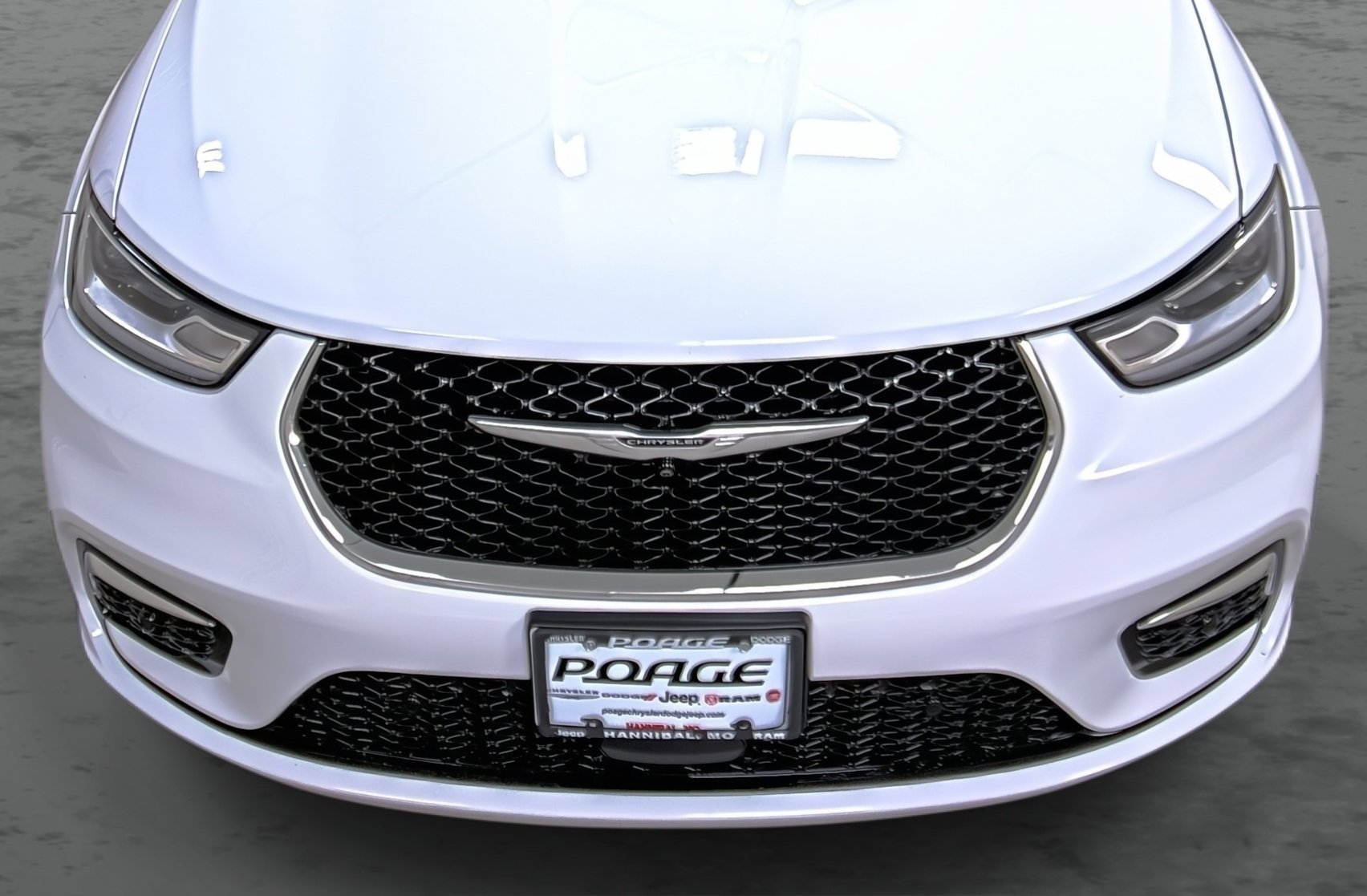 Used 2022 Chrysler Pacifica Touring-L w/ Uconnect Theater Family Group FWD image 16